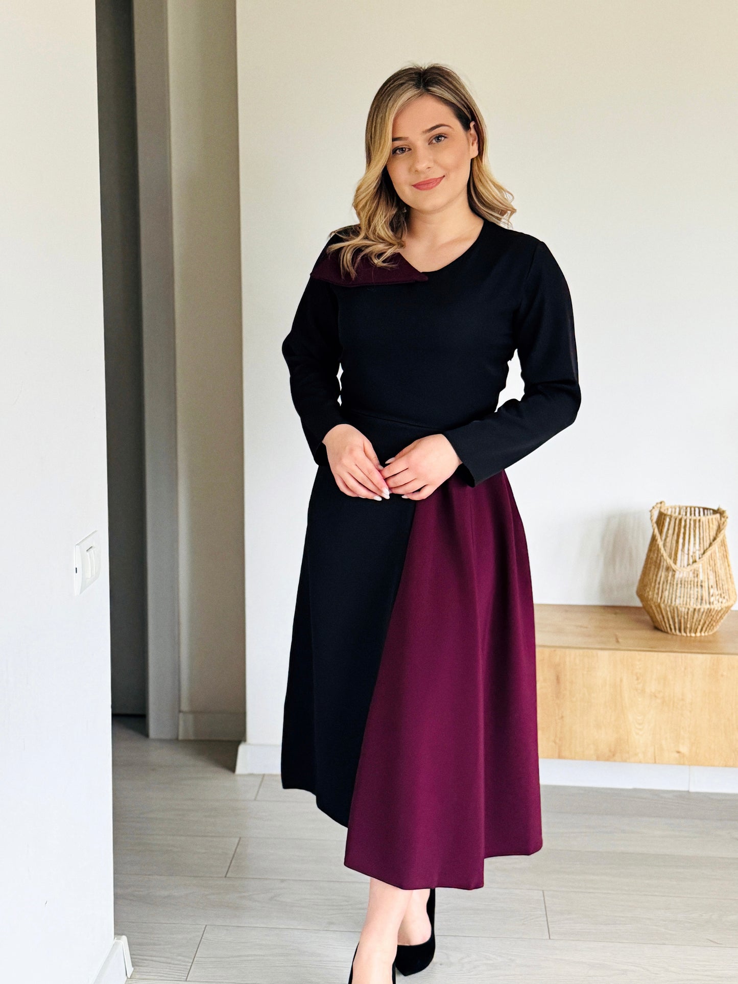Rochie Elegantă Bicolor cu Detaliu Asimetric la Guler