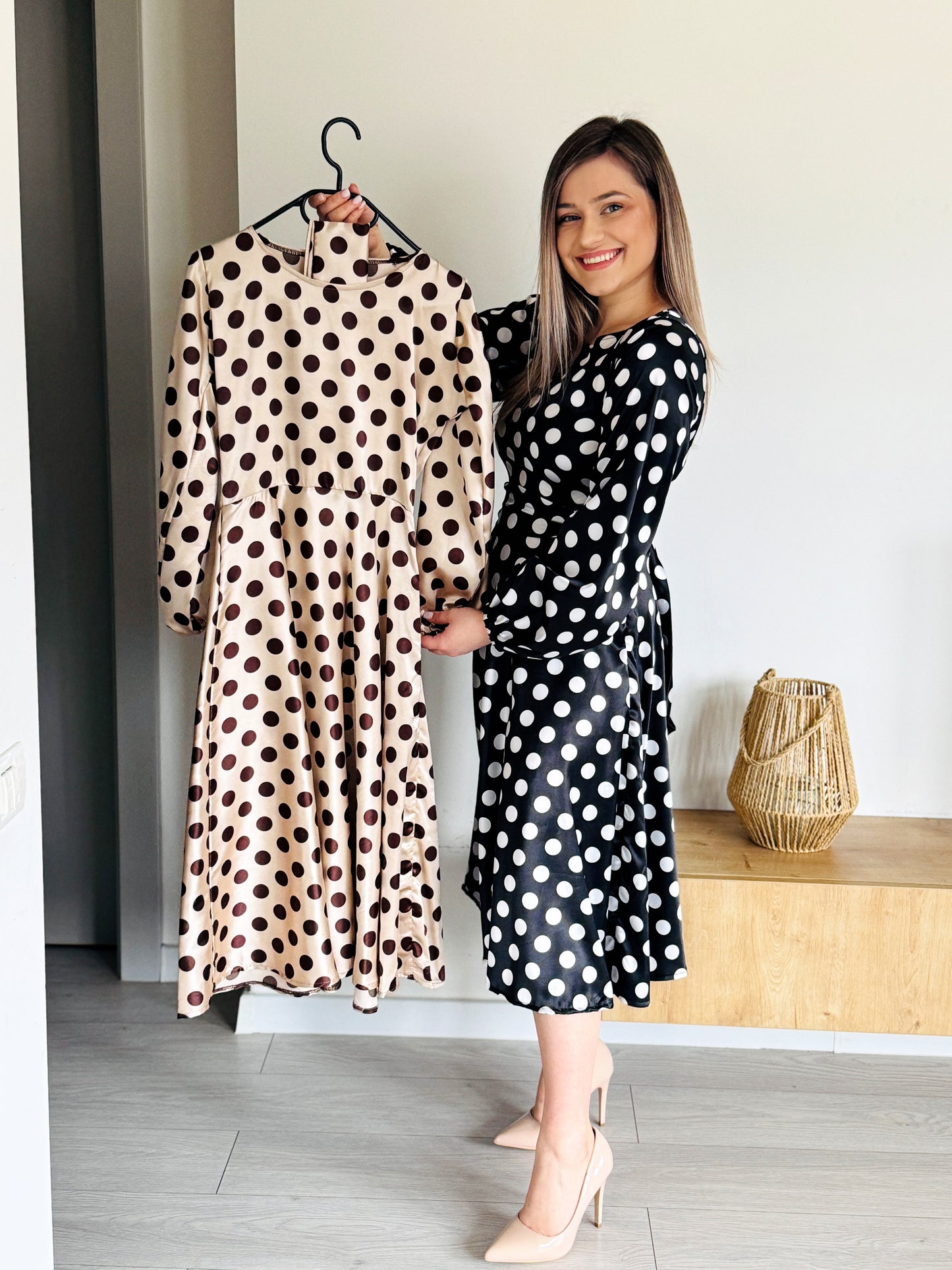 Rochie Midi Satinată Neagră cu Buline Albe