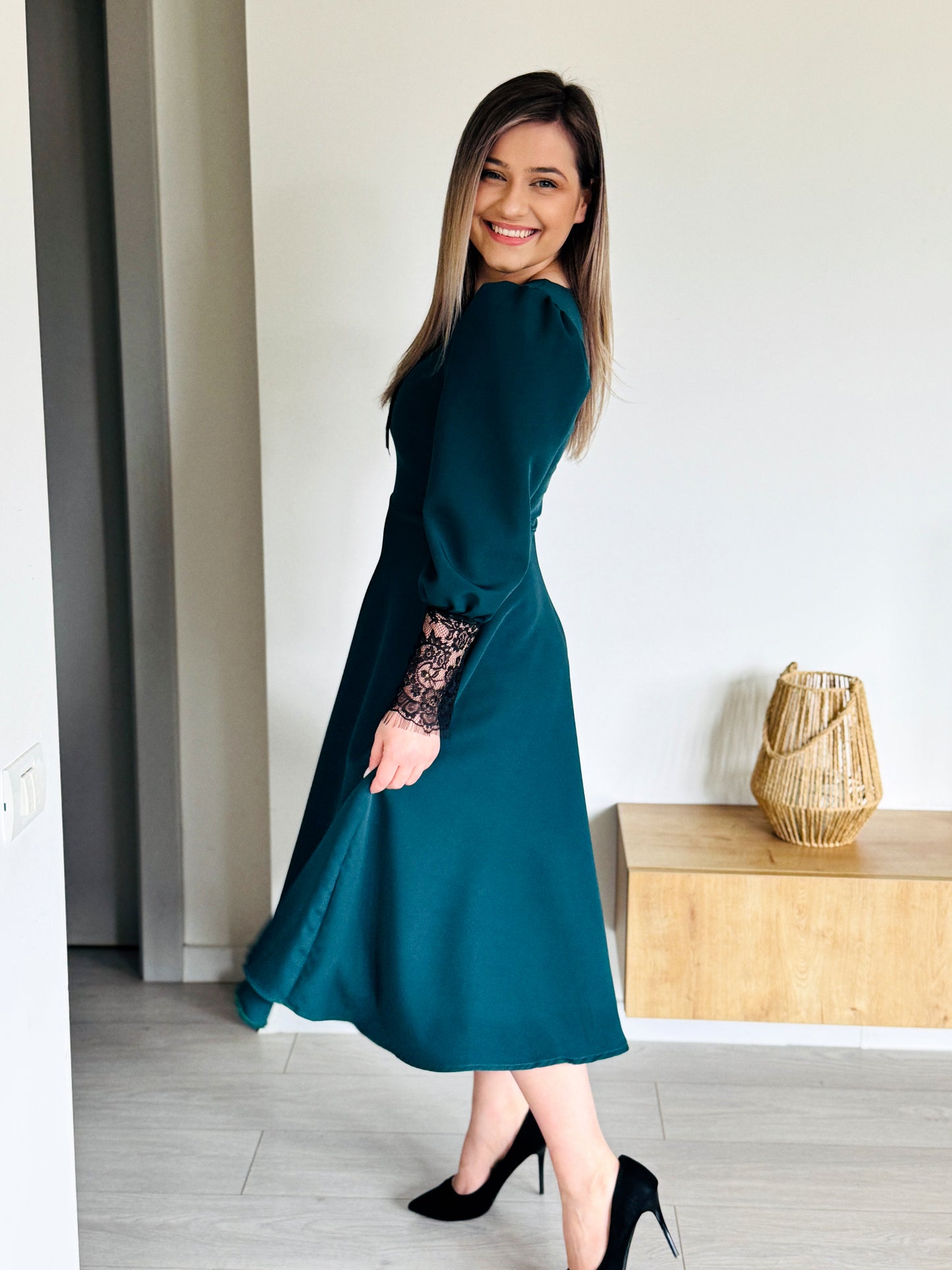 Rochie Midi Verde Smarald din Stofă Barbi cu Inserții din Dantelă