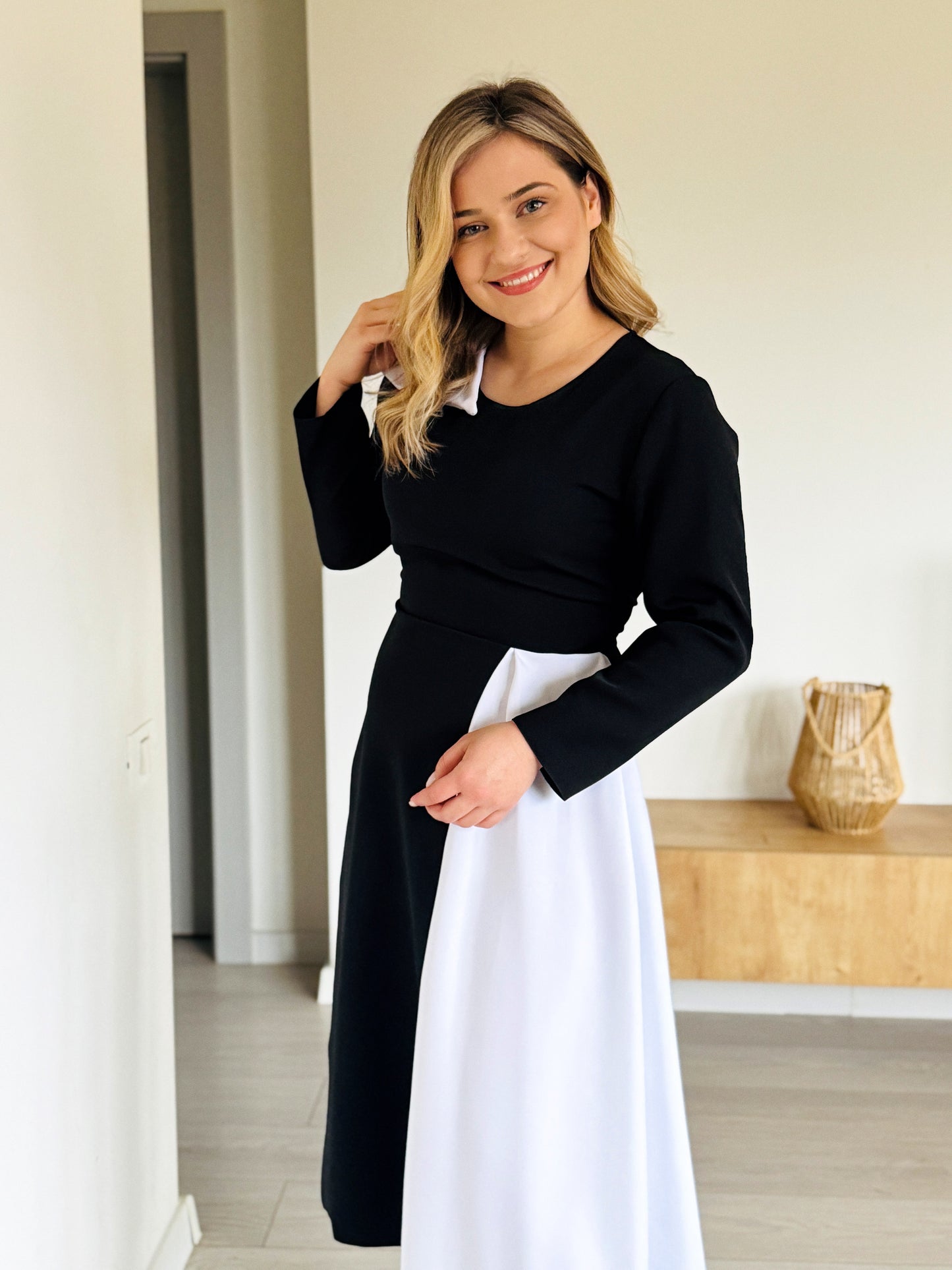 Rochie Elegantă Bicolor din Stofă Barbi cu Detaliu Asimetric la Guler