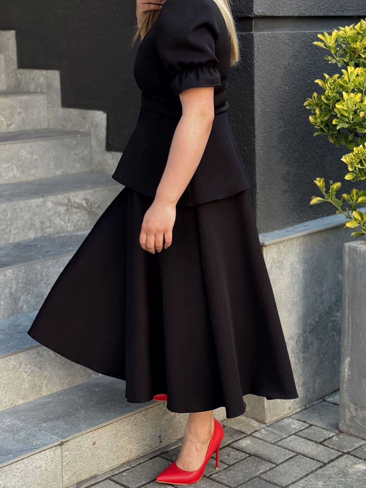 Rochie midi elegantă din stofă Barbi neagră cu peplum