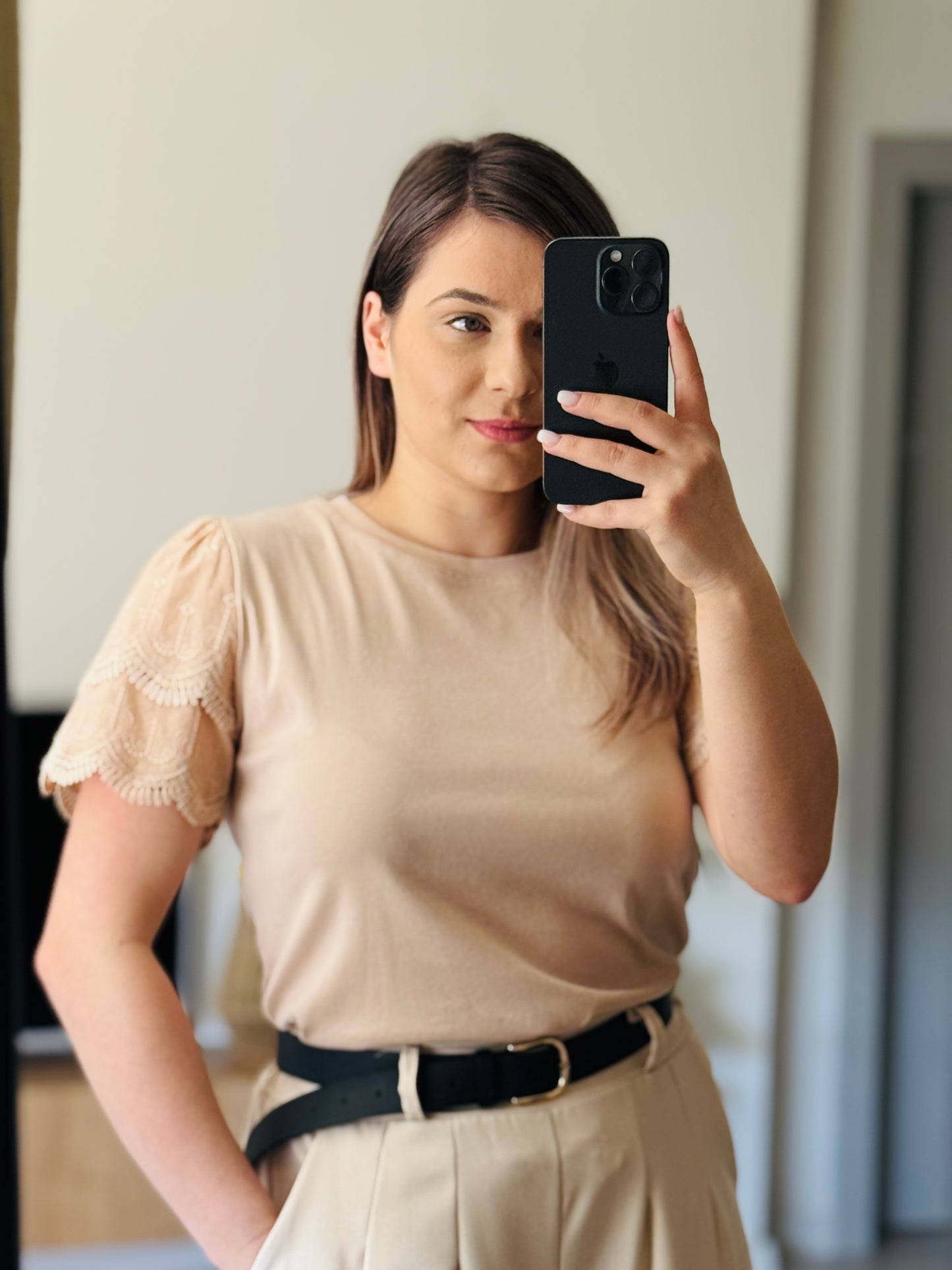 Tricou cu mâneci din dantelă