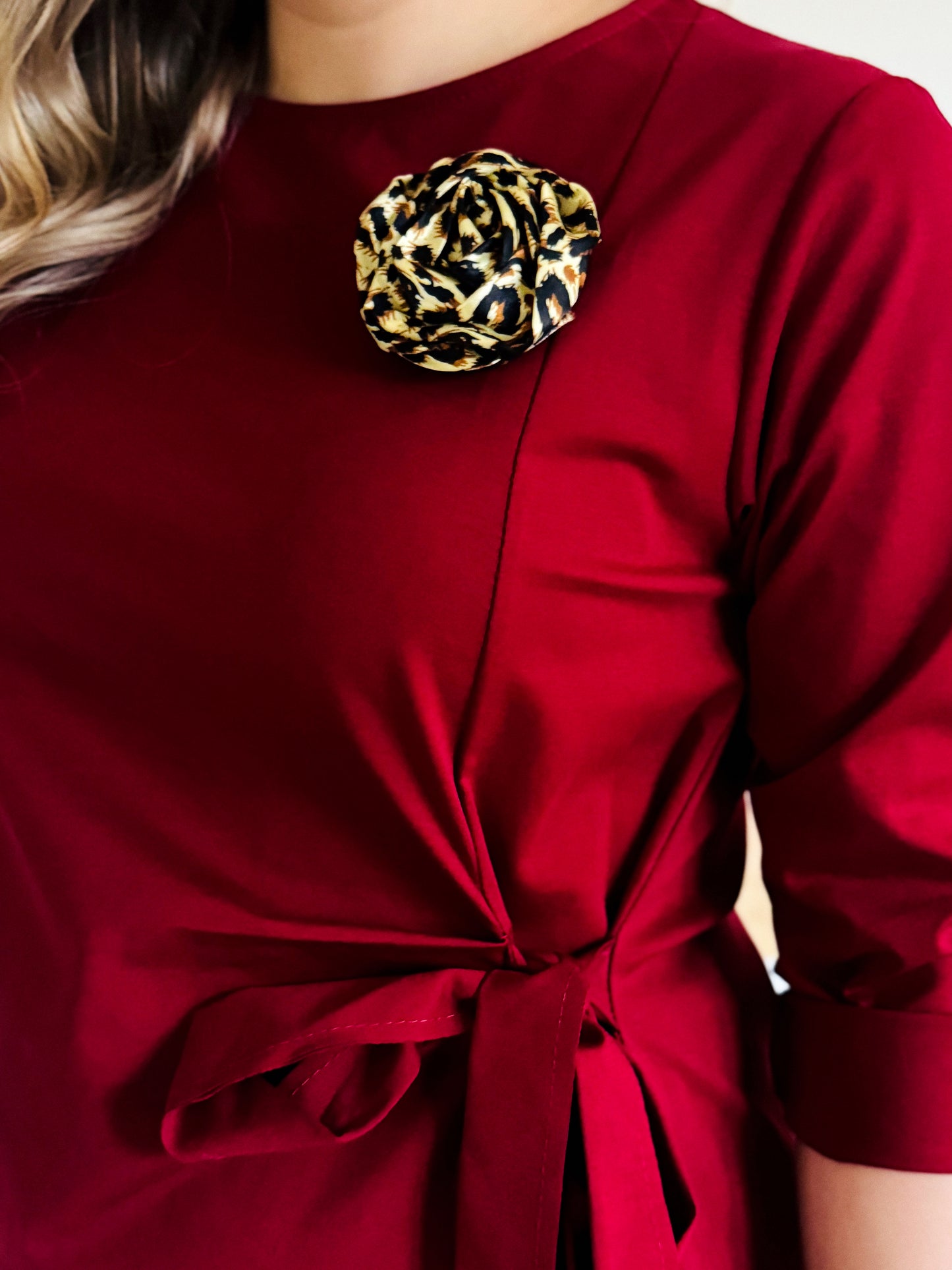 Rochie Elegantă Midi cu Broșă și Cordon în Talie