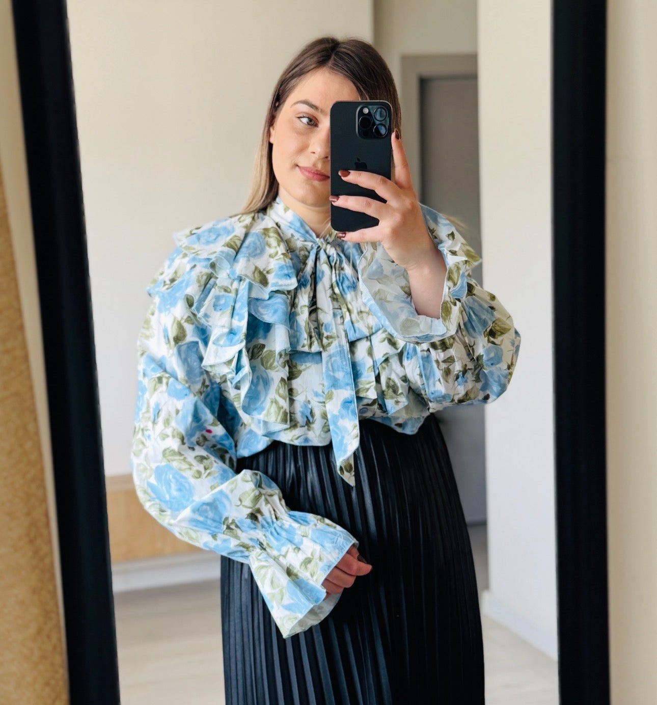 Cămașă elegantă cu volane și imprimeu floral