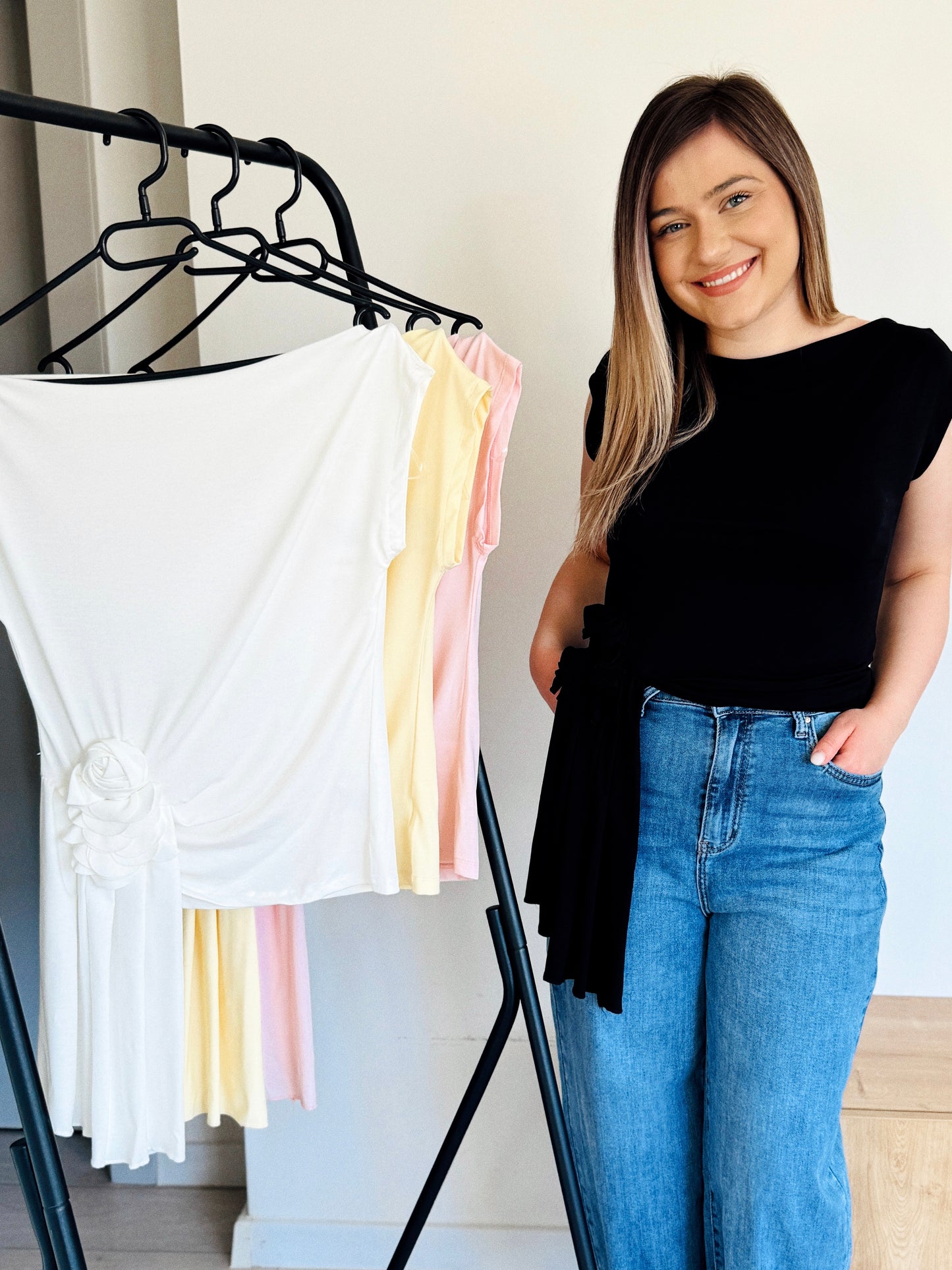 Top elegant cu floare