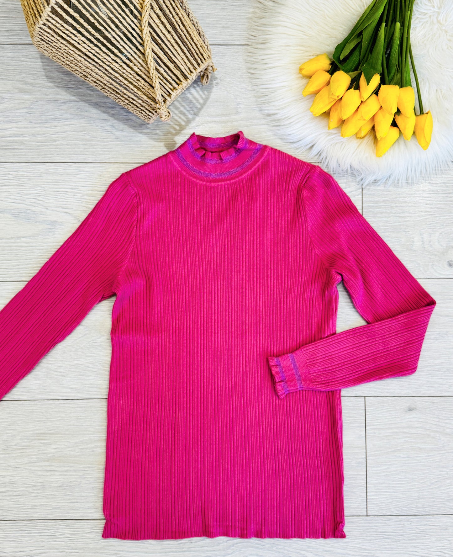 Maletă tricotată cu guler scurt și volănaș