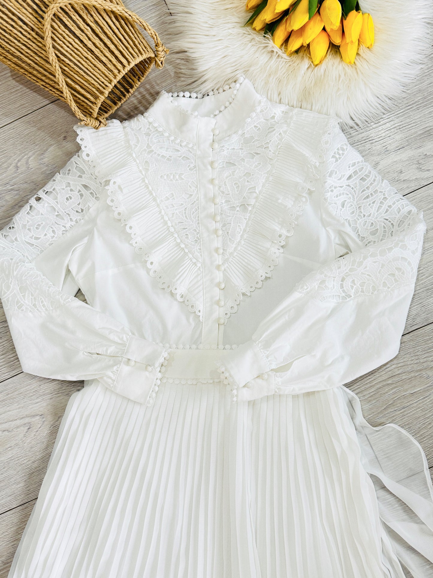 Rochie midi ivory cu dantelă și pliuri elegante