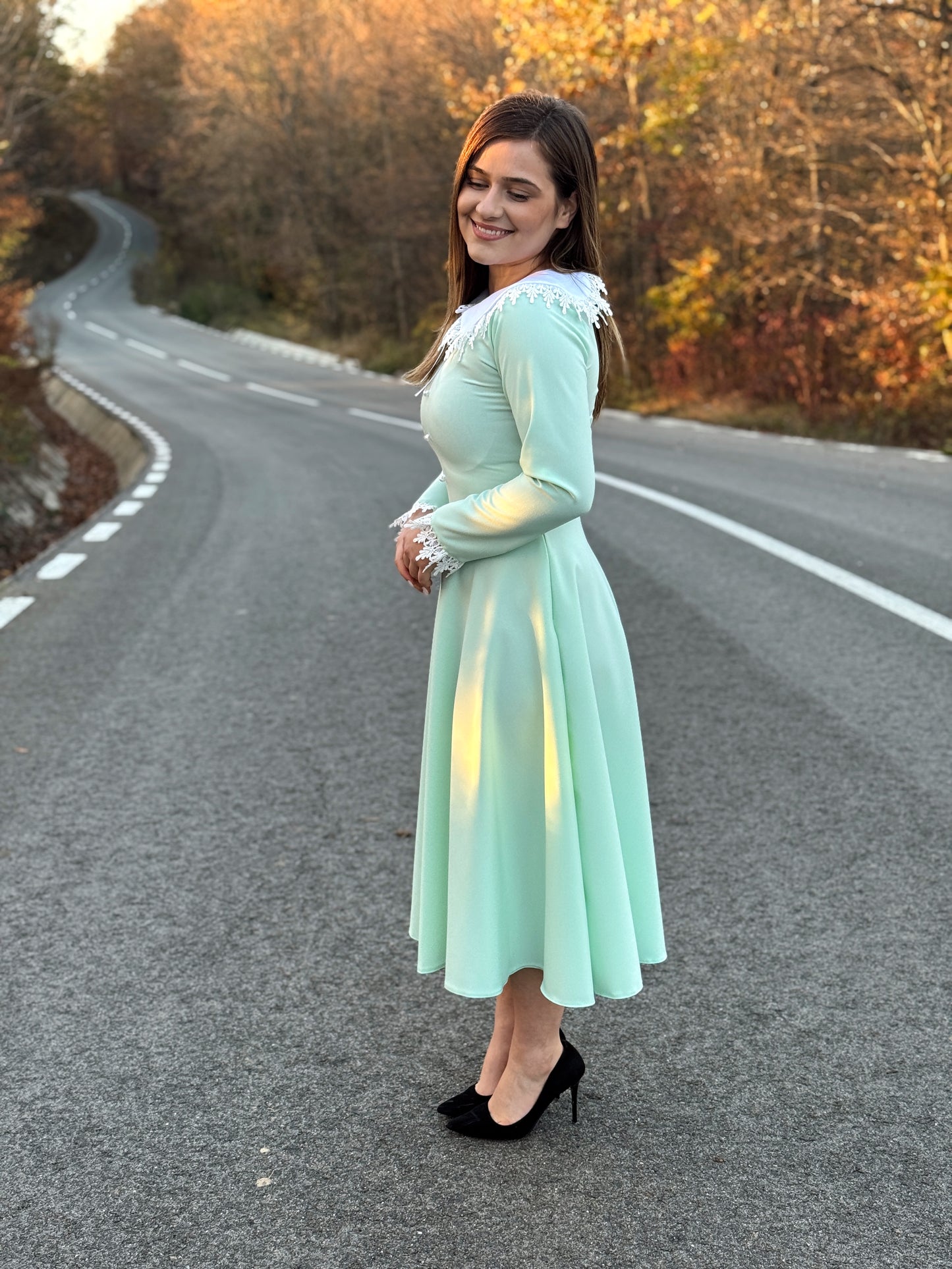 Rochie Midi din Stofă cu Guler și Manșete din Dantelă