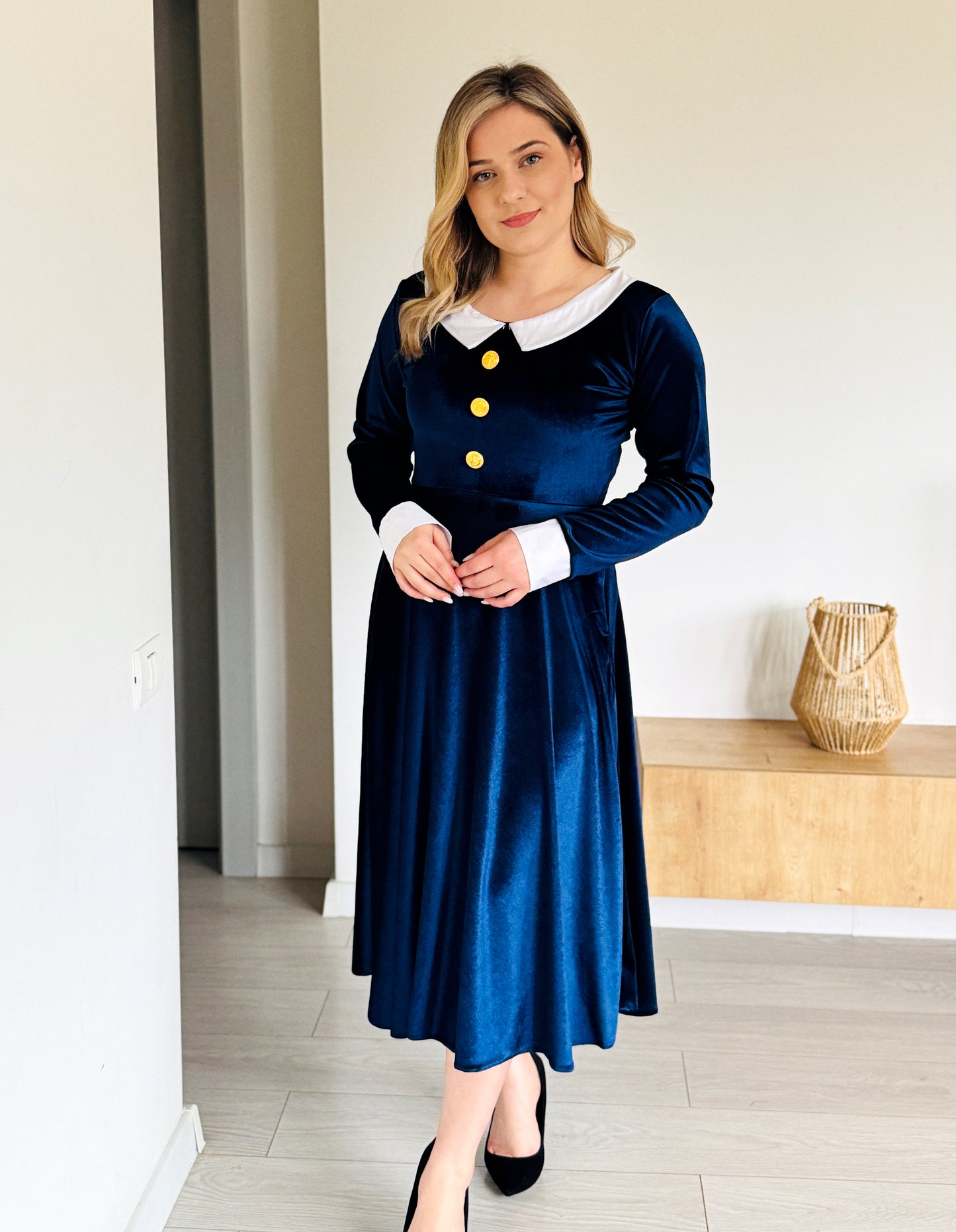 Rochie Midi din Catifea cu Guler Contrastant și Nasturi Aurii