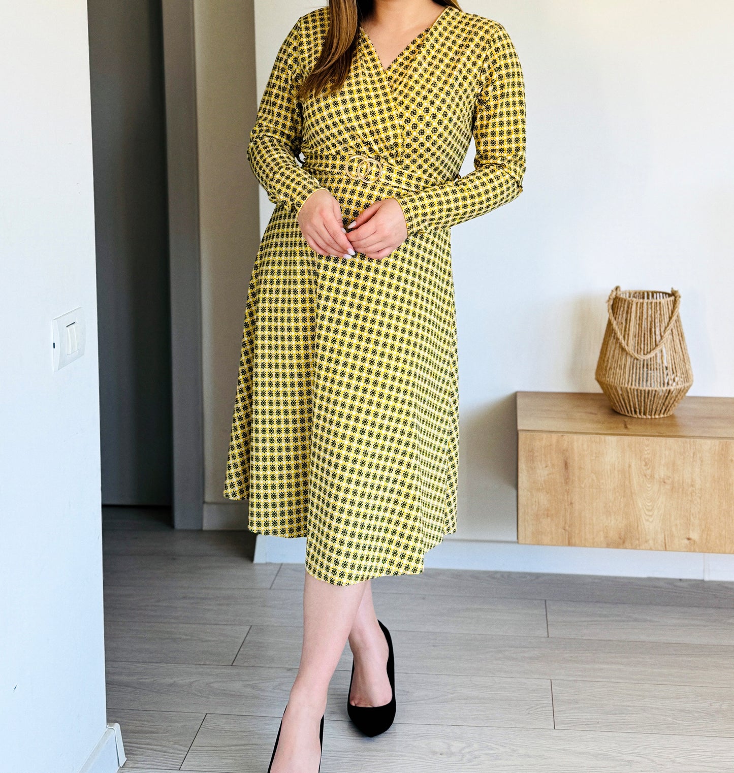 Rochie Midi Galbenă cu Decolteu Petrecut și Print Geometric