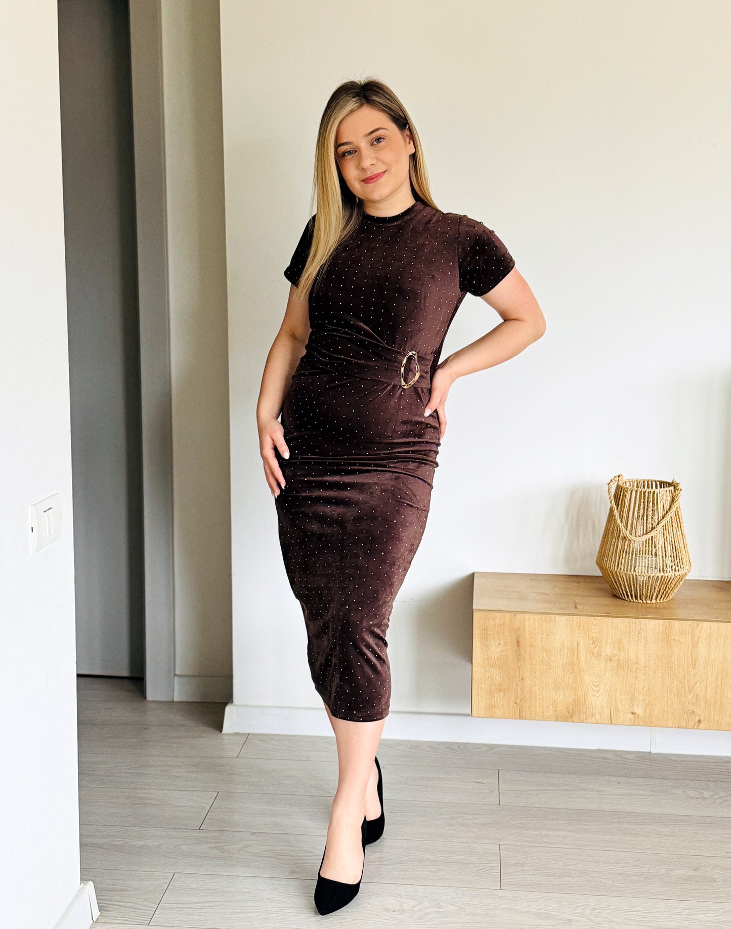 Rochie Midi cu Strălucire Fină și Cataramă Decorativă