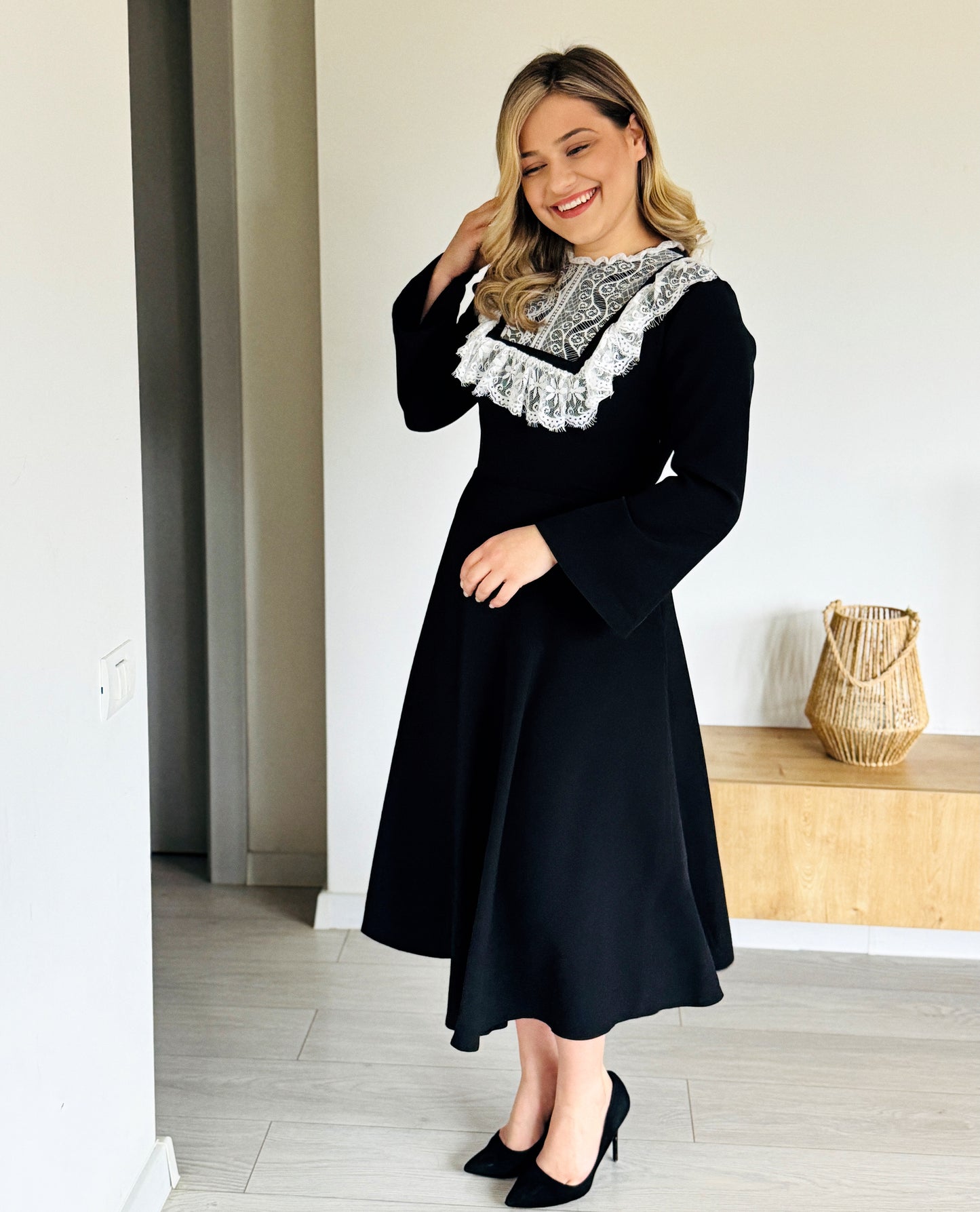 Rochie Midi Neagră din Stofă Barbi cu Dantelă Albă