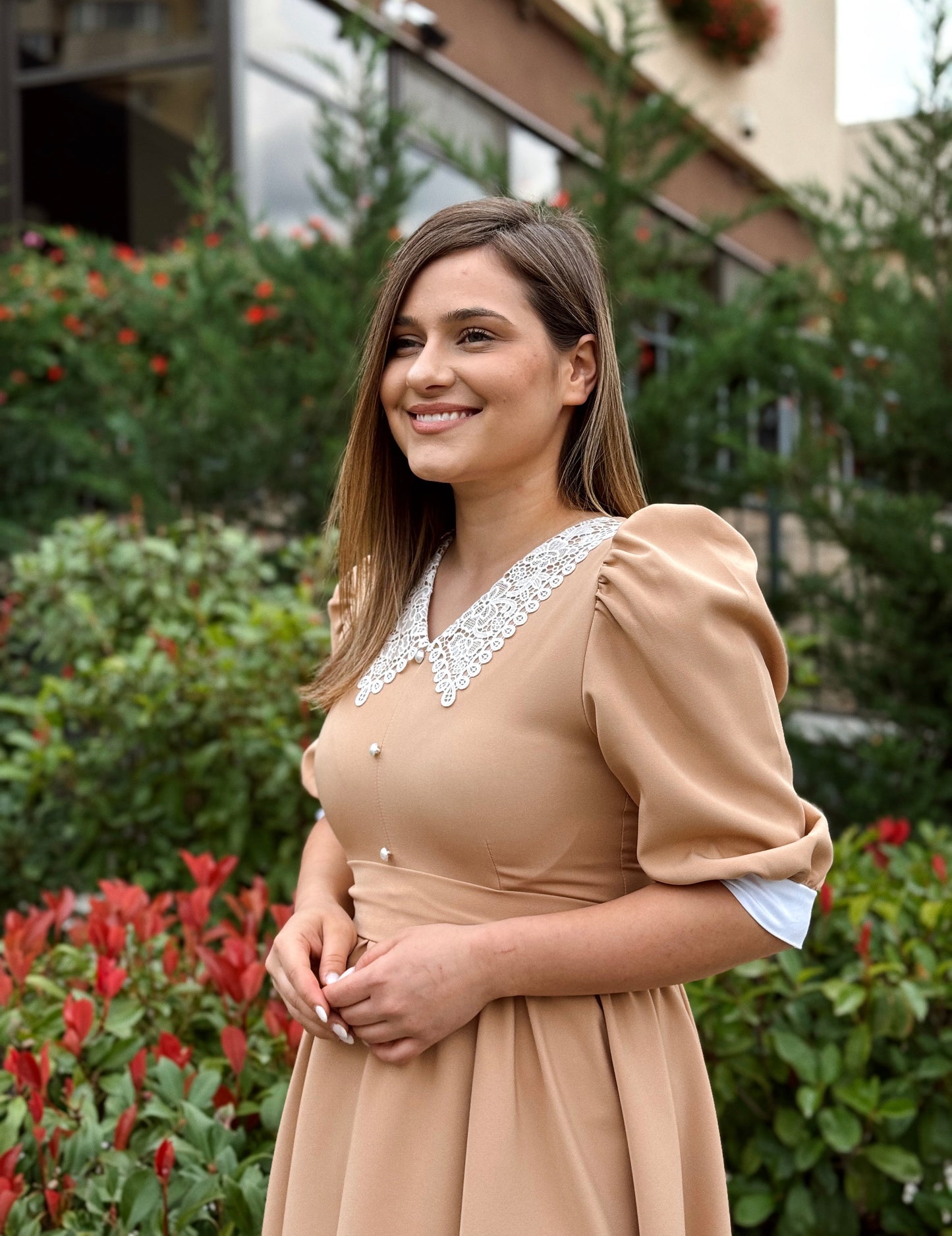 Rochie midi bej cu guler din dantelă albă