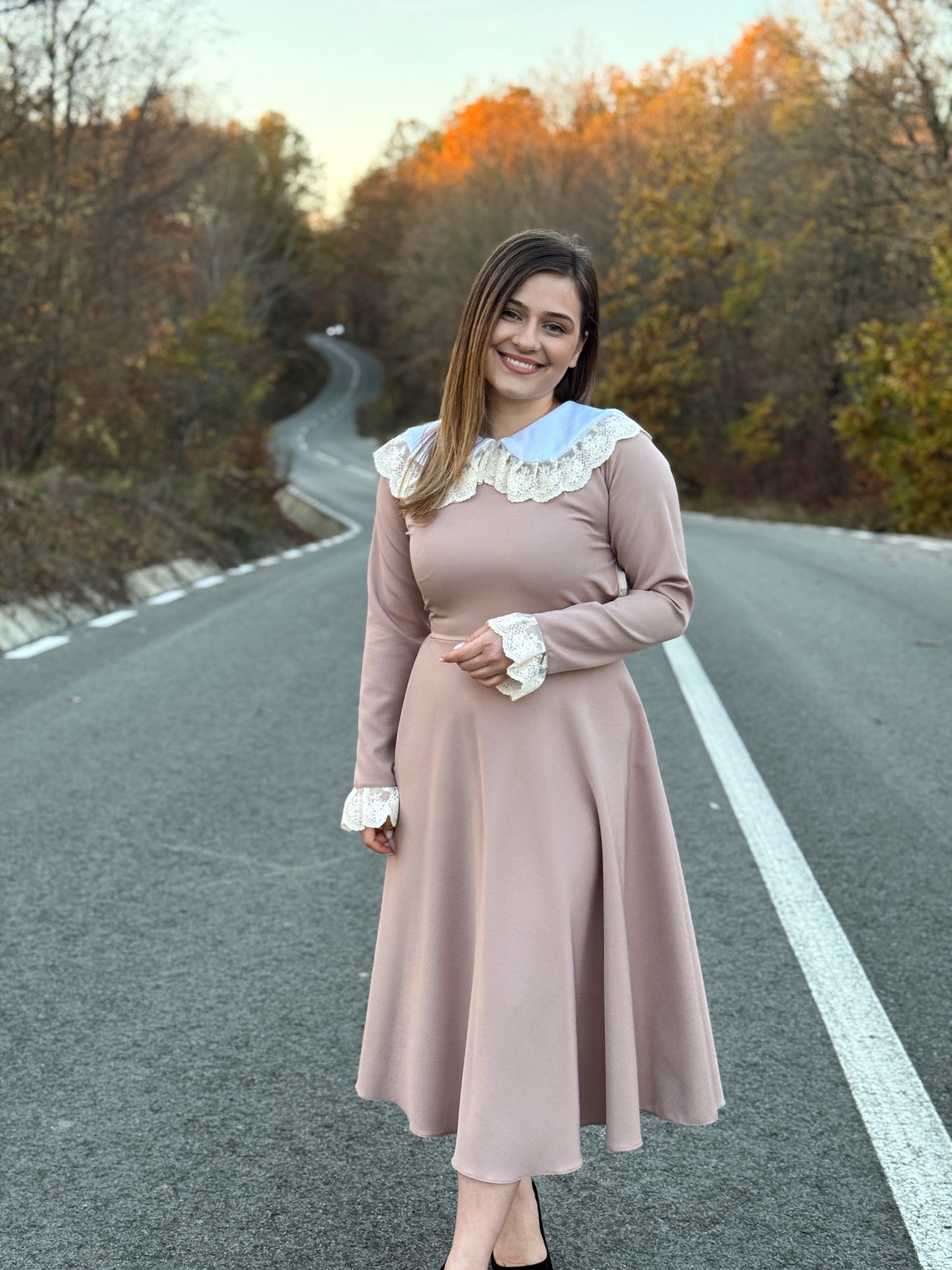 Rochie Midi din Stofă cu Guler și Manșete din Dantelă