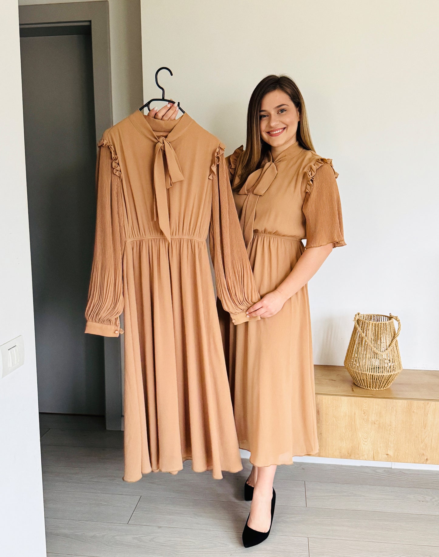 Rochie midi cu detalii plisate și fundă la gât