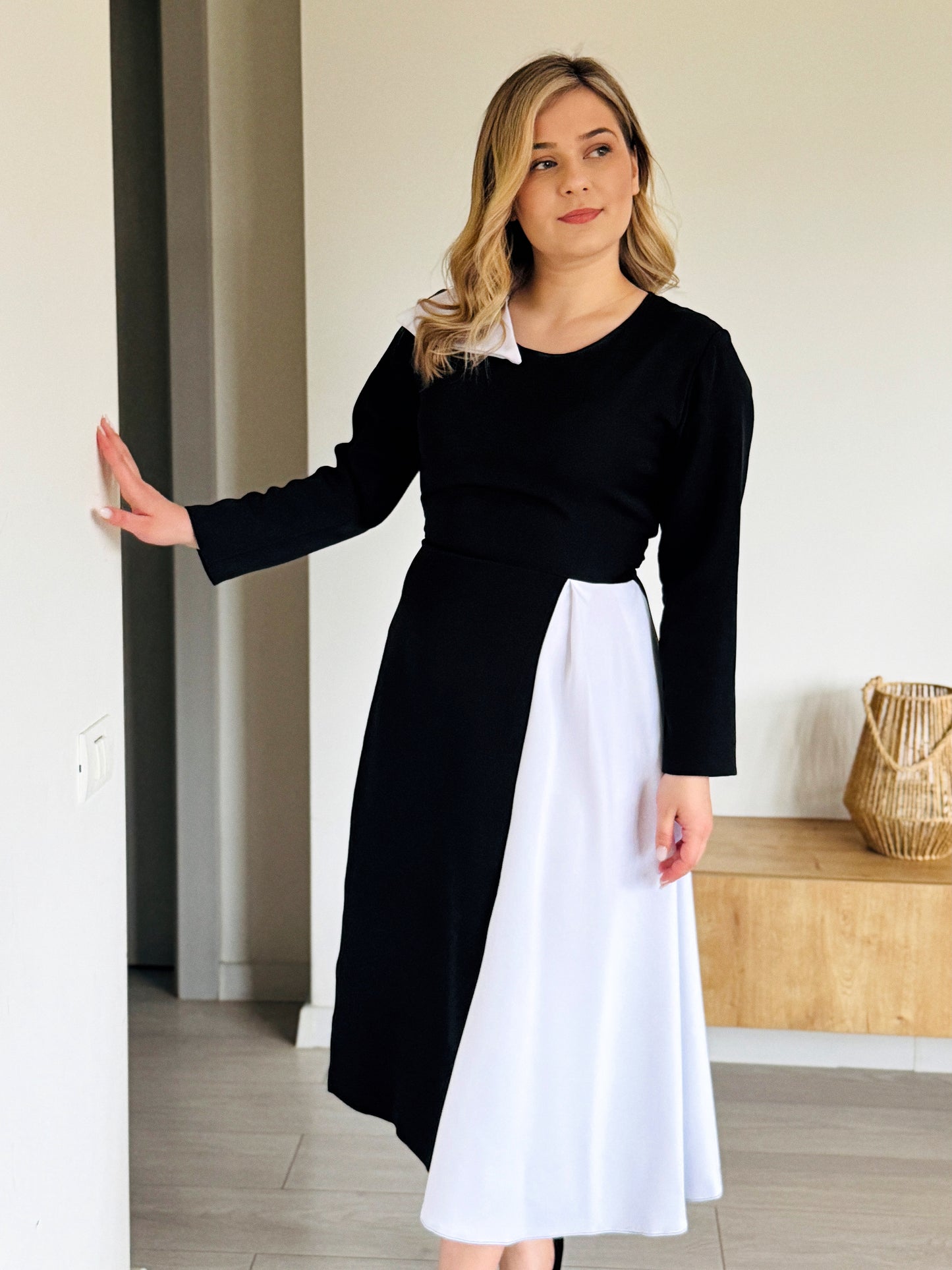 Rochie Elegantă Bicolor din Stofă Barbi cu Detaliu Asimetric la Guler