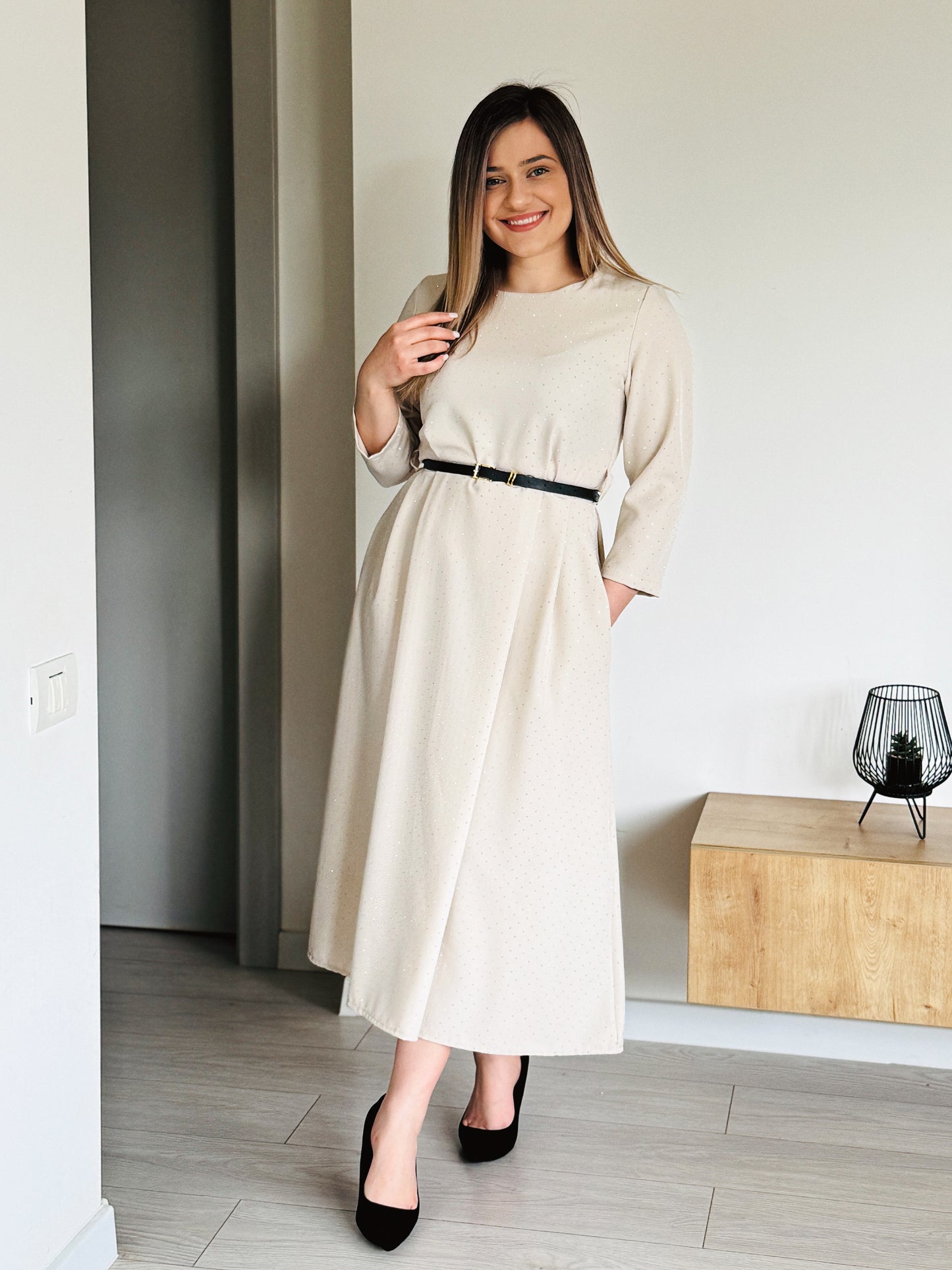 Rochie midi cu pietre aplicate și cordon în talie