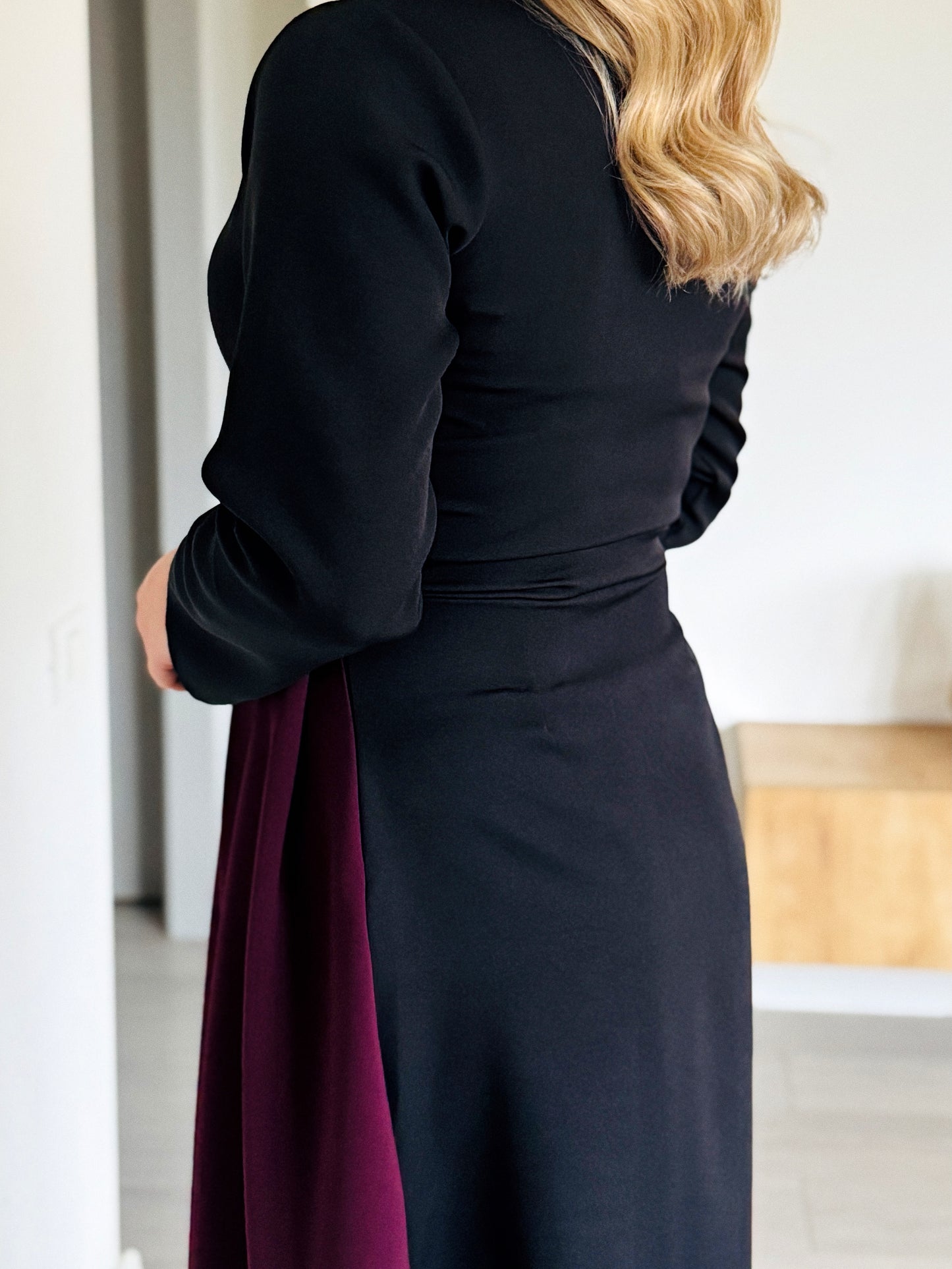 Rochie Elegantă Bicolor cu Detaliu Asimetric la Guler