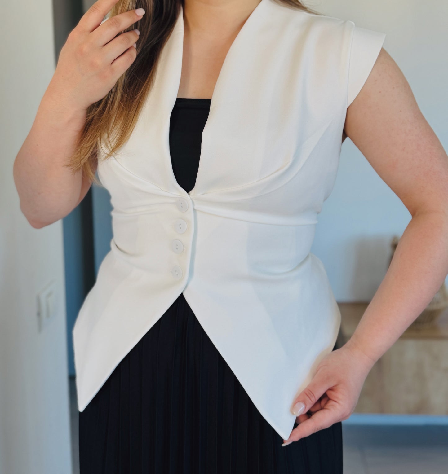 Vestă elegantă cambrată cu nasturi