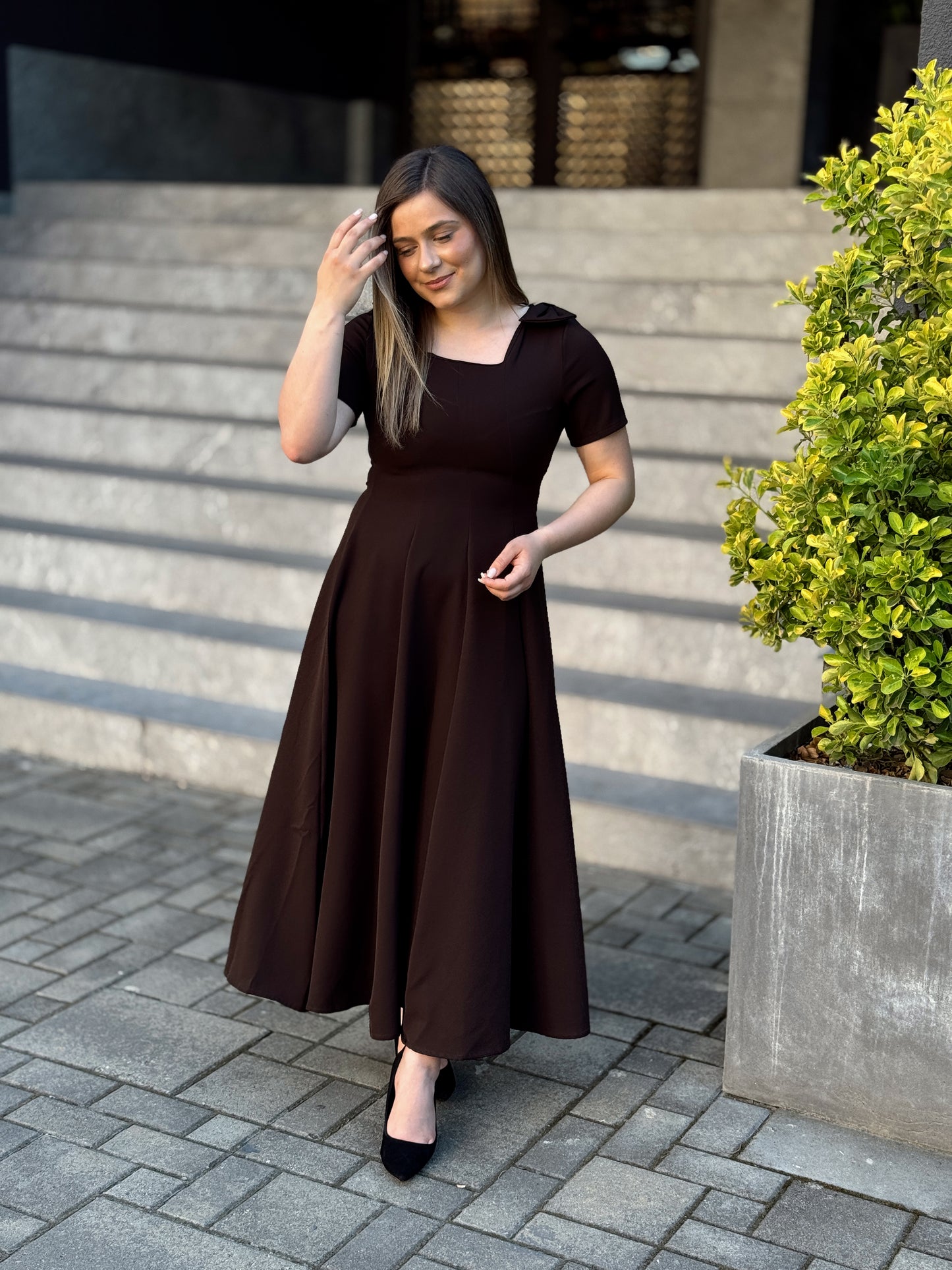 Rochie midi elegantă cu funde decorative pe umeri