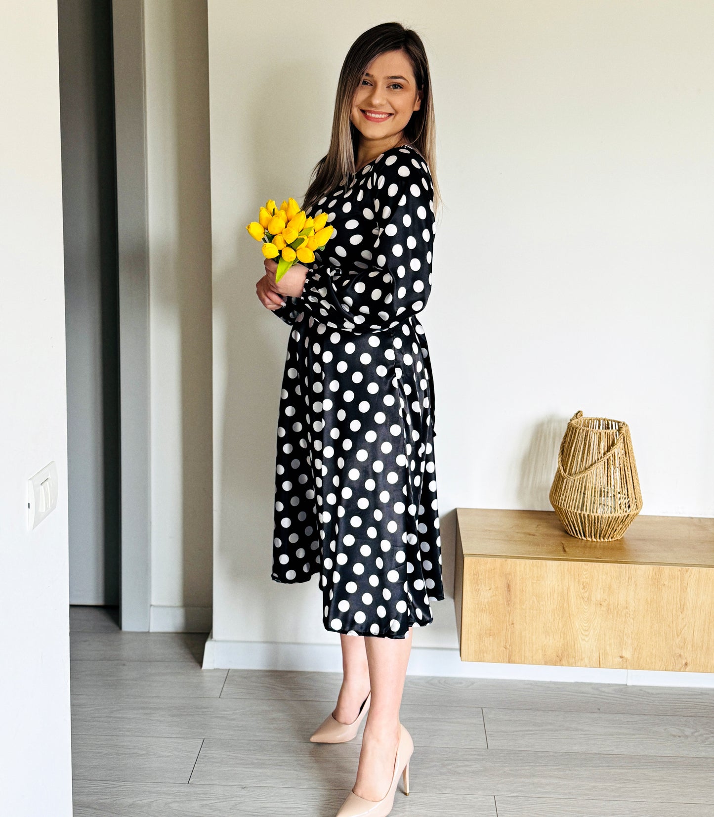 Rochie Midi Satinată Neagră cu Buline Albe