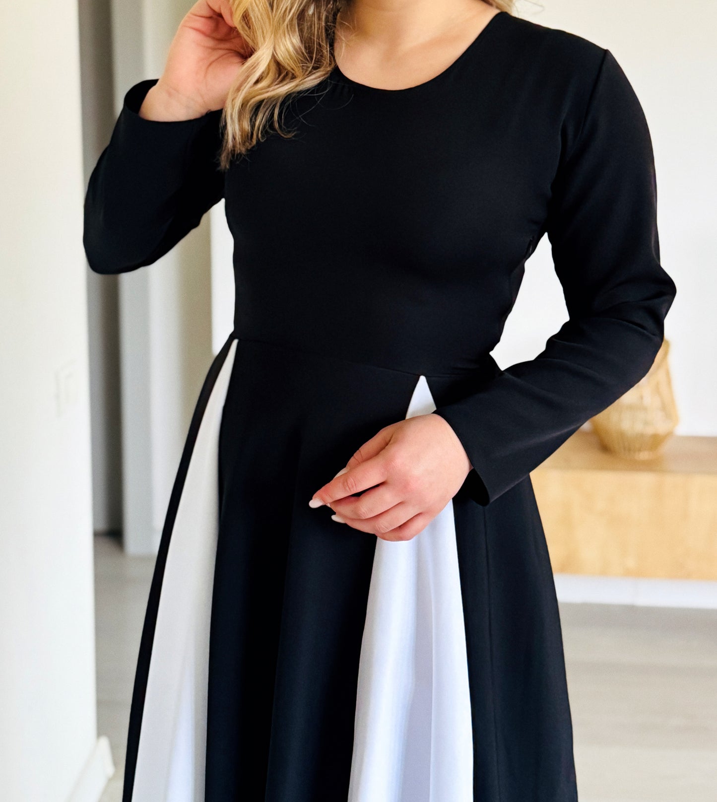 Rochie Midi Bicoloră cu Fustă Evazată și Mâneci Lungi