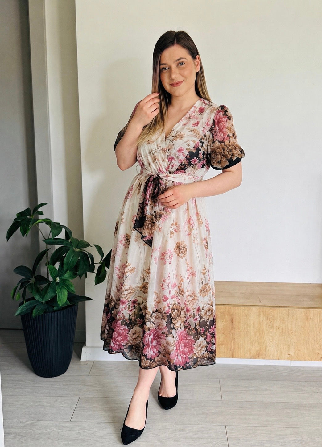 Rochie florală cu decolteu petrecut
