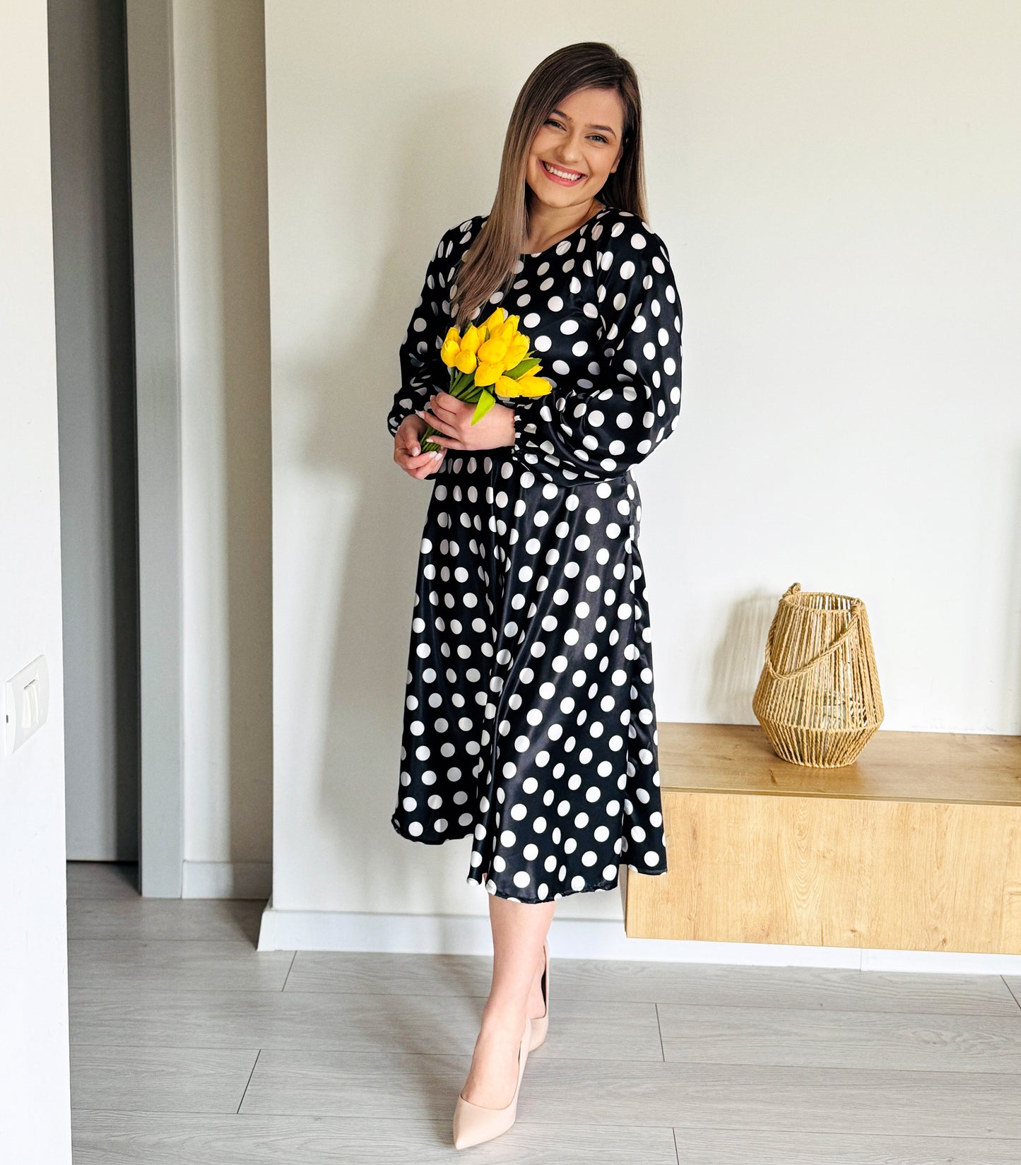 Rochie Midi Satinată Neagră cu Buline Albe