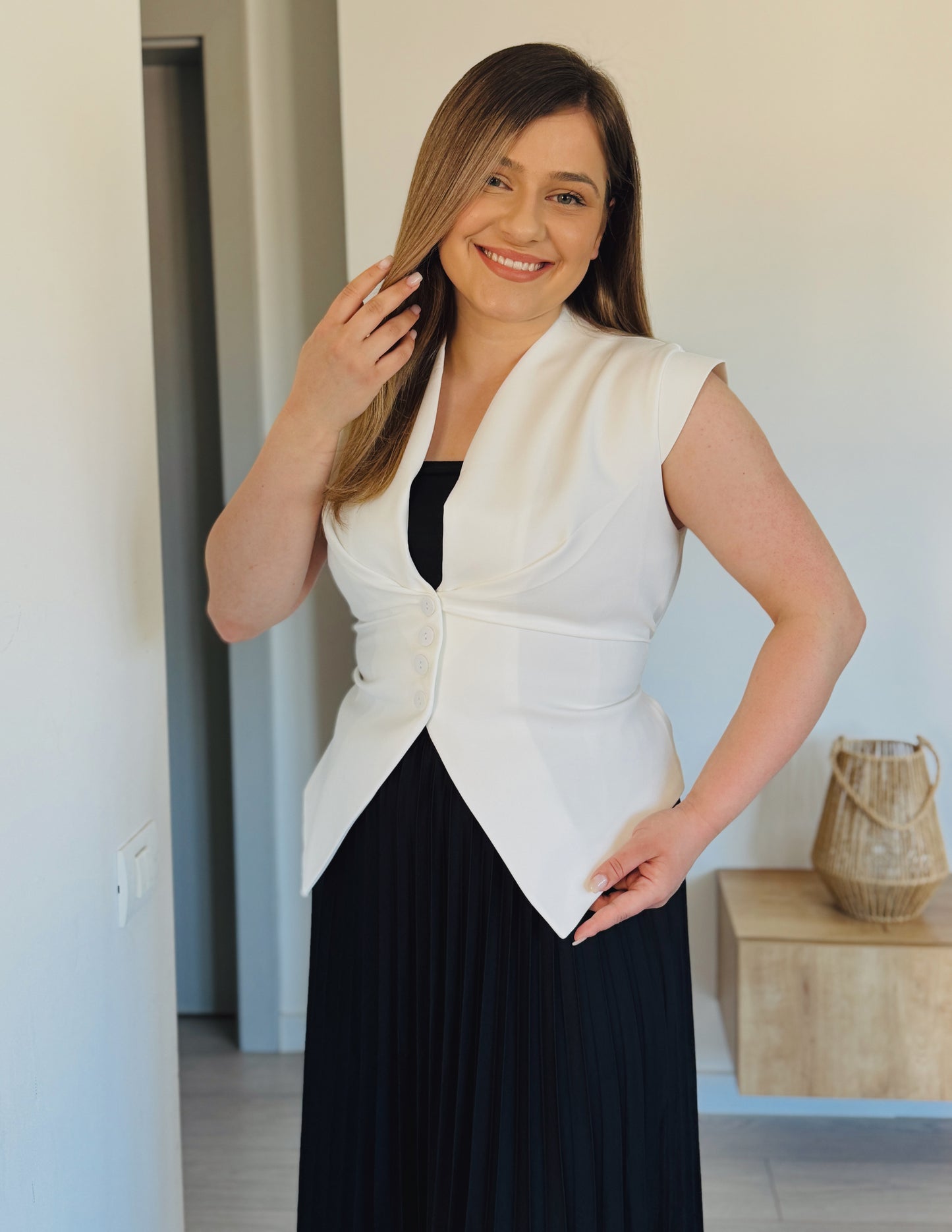 Vestă elegantă cambrată cu nasturi