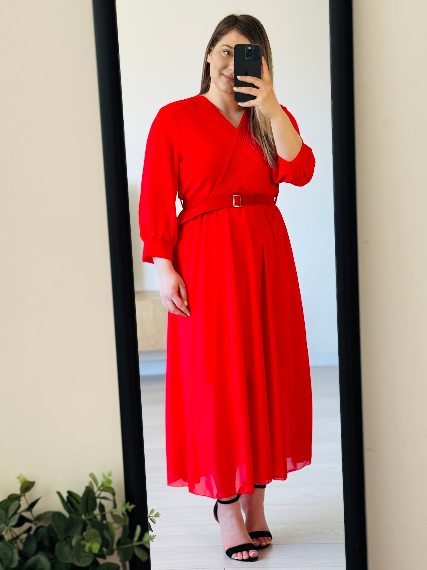 Rochie midi elegantă cu pliuri și curea în talie