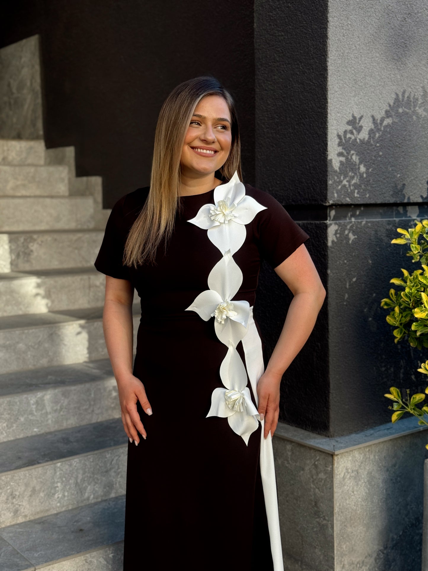 Rochie midi elegantă cu aplicații florale 3D