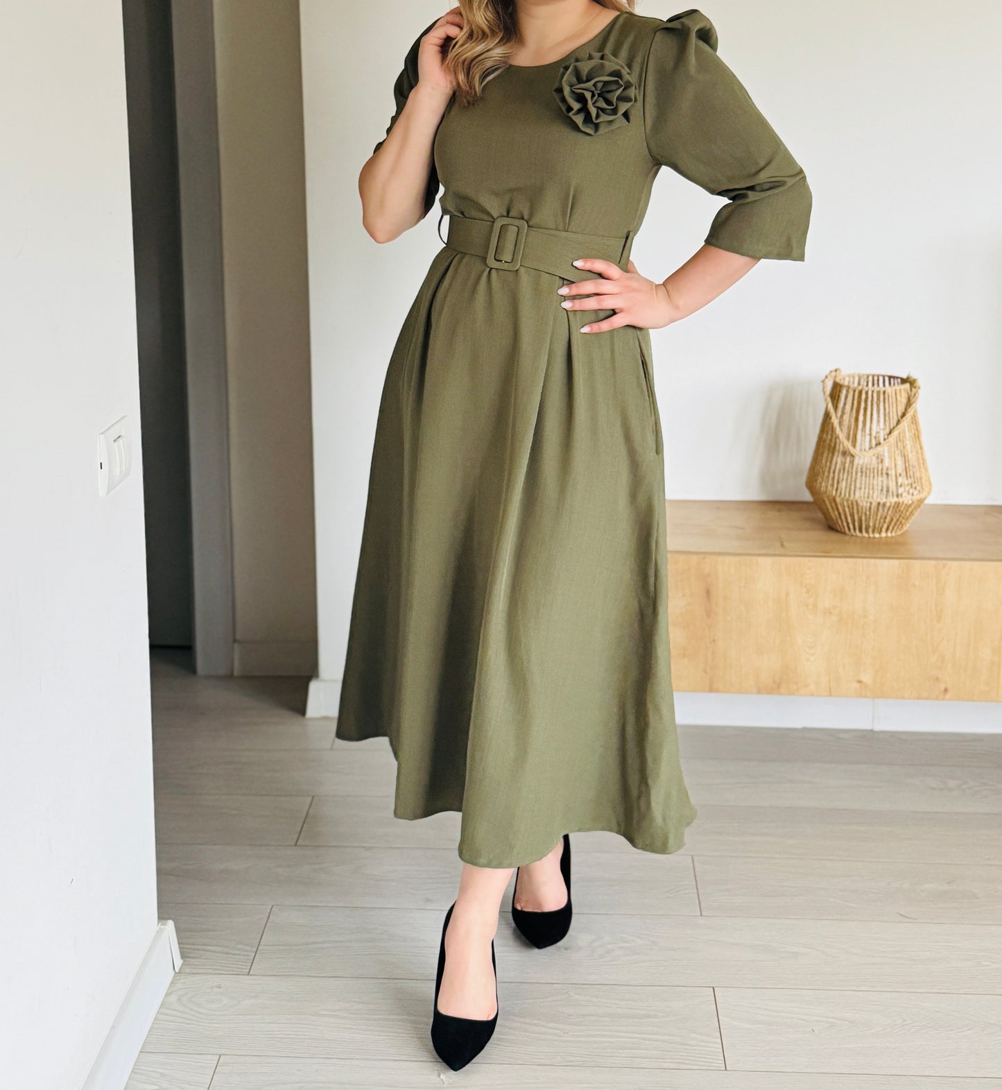 Rochie Midi Elegantă cu Centură și Trandafir Detașabil