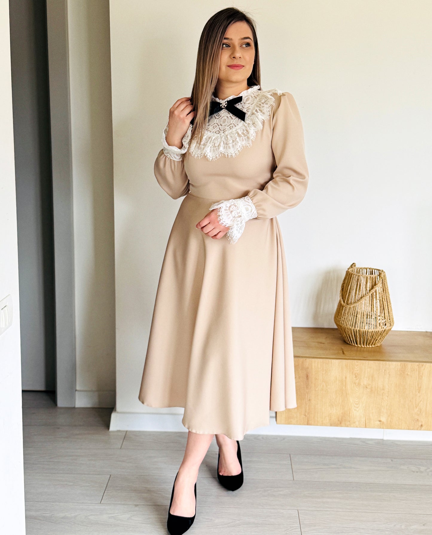 Rochie Midi Bej din Stofă Barbi cu Dantelă