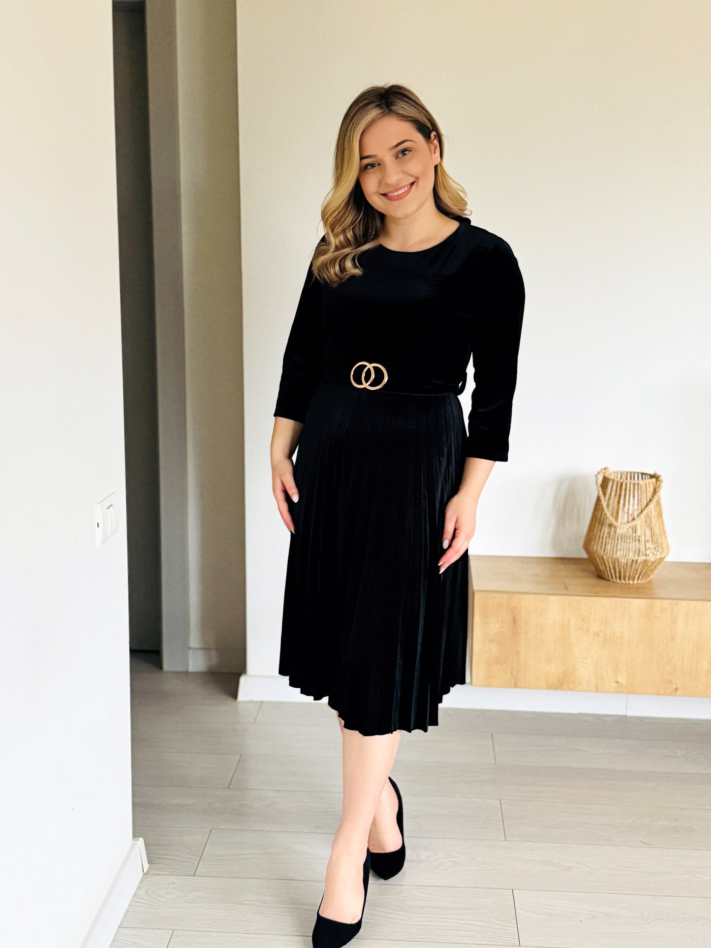 Rochia neagră din catifea cu fustă plisată