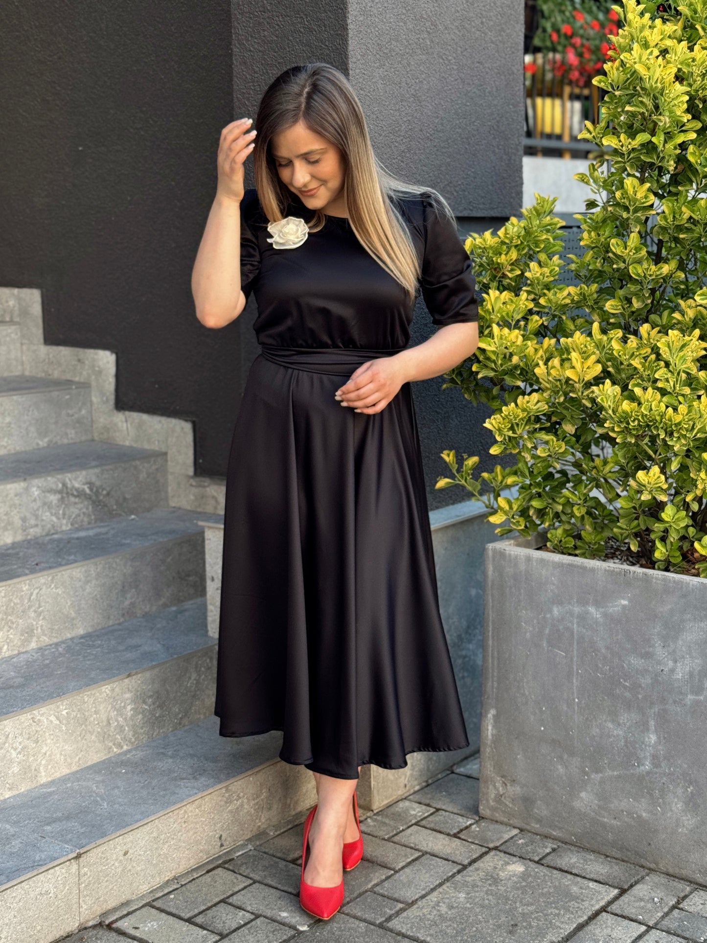 Rochie midi elegantă din tafta neagră cu floare decorativă