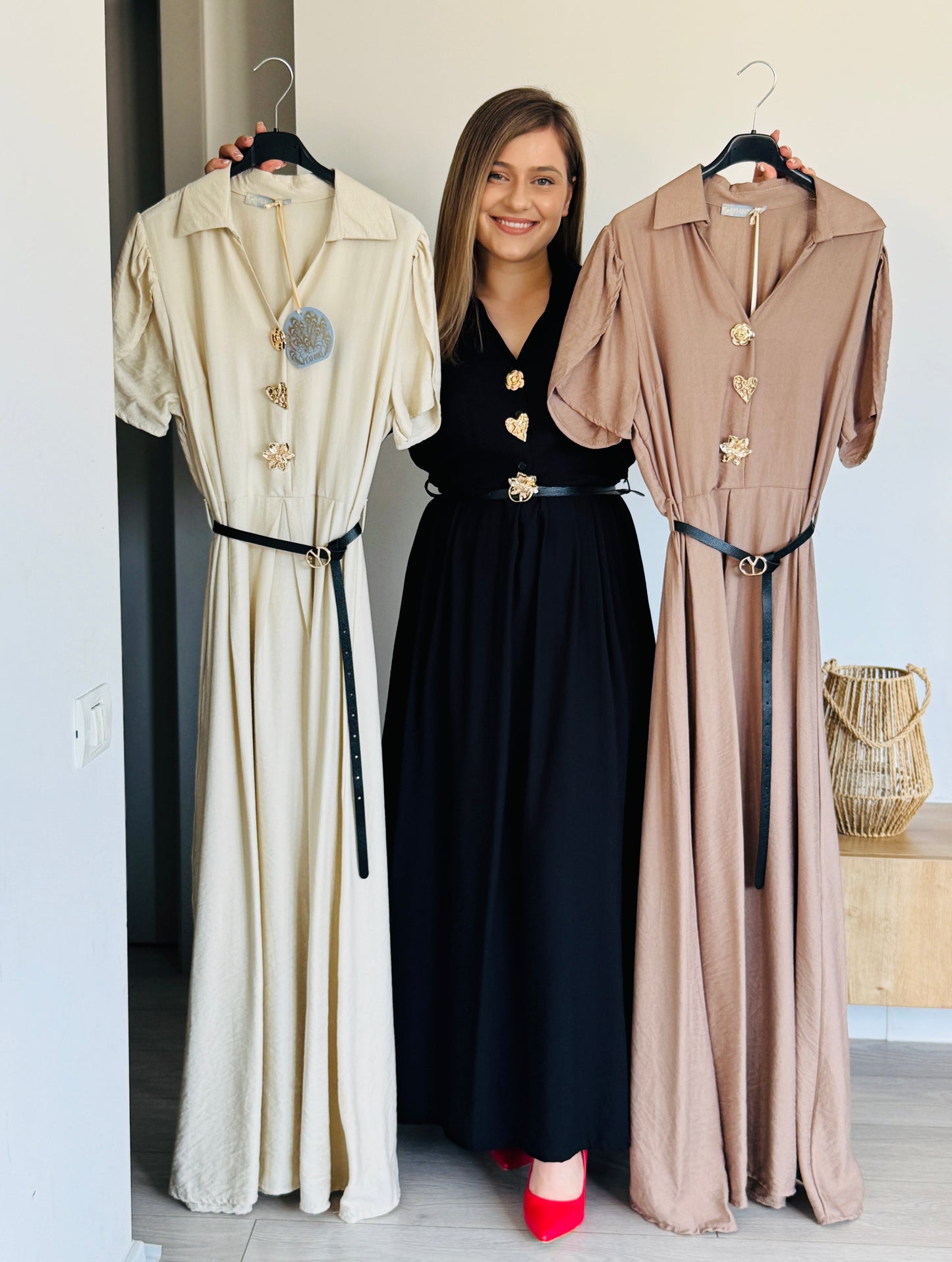 Rochie lungă elegantă cu nasturi decorativi și guler