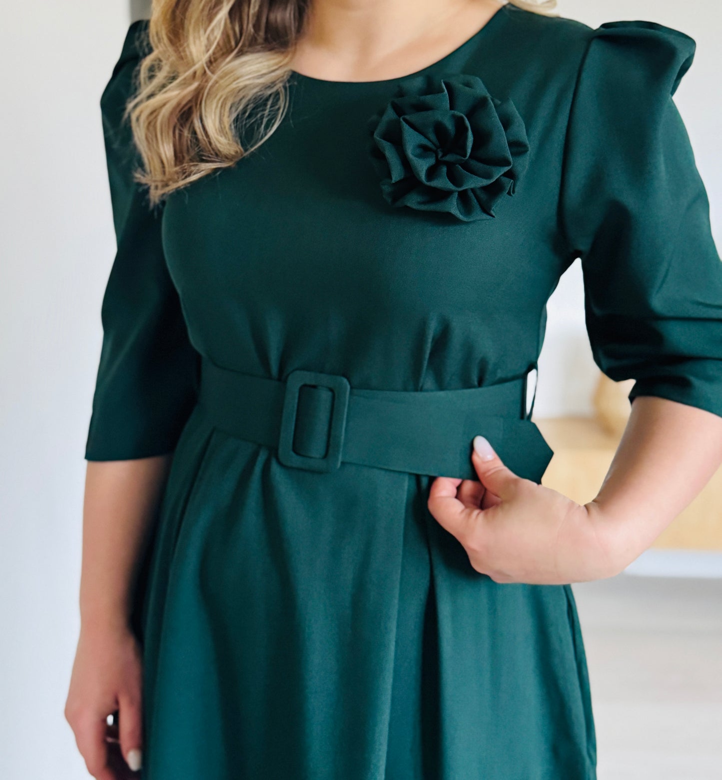 Rochie Midi Elegantă cu Centură și Trandafir Detașabil