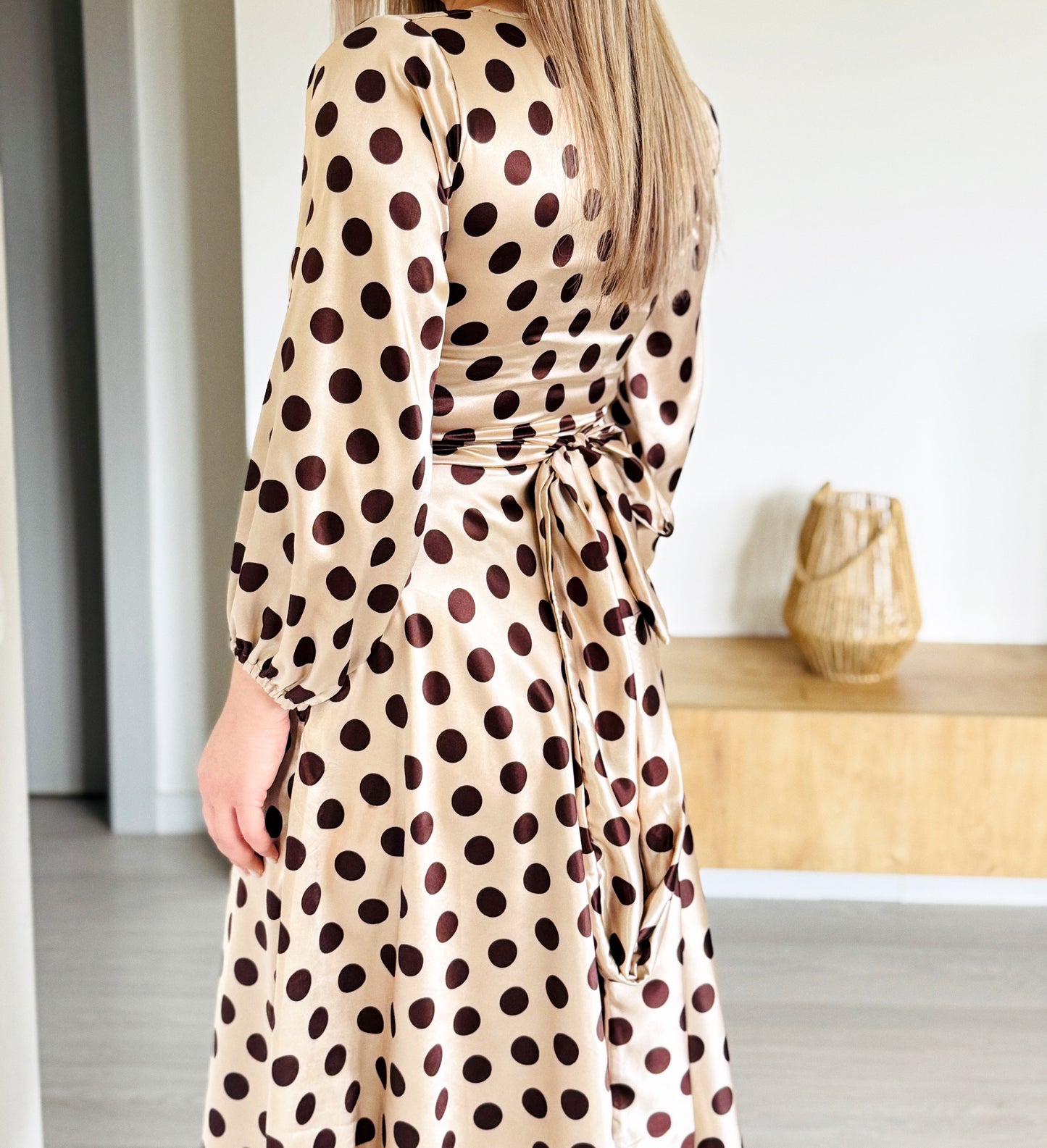 Rochie Midi Satinată Bej cu Buline Maro
