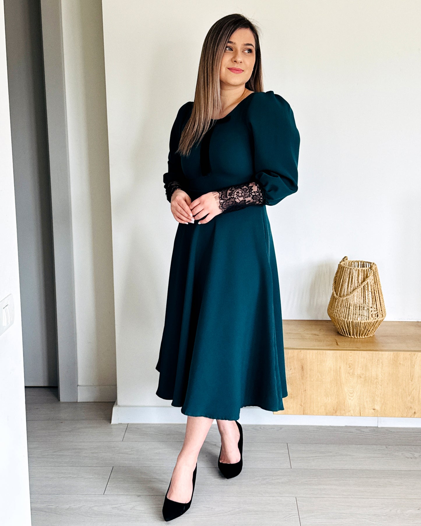 Rochie Midi Verde Smarald din Stofă Barbi cu Inserții din Dantelă