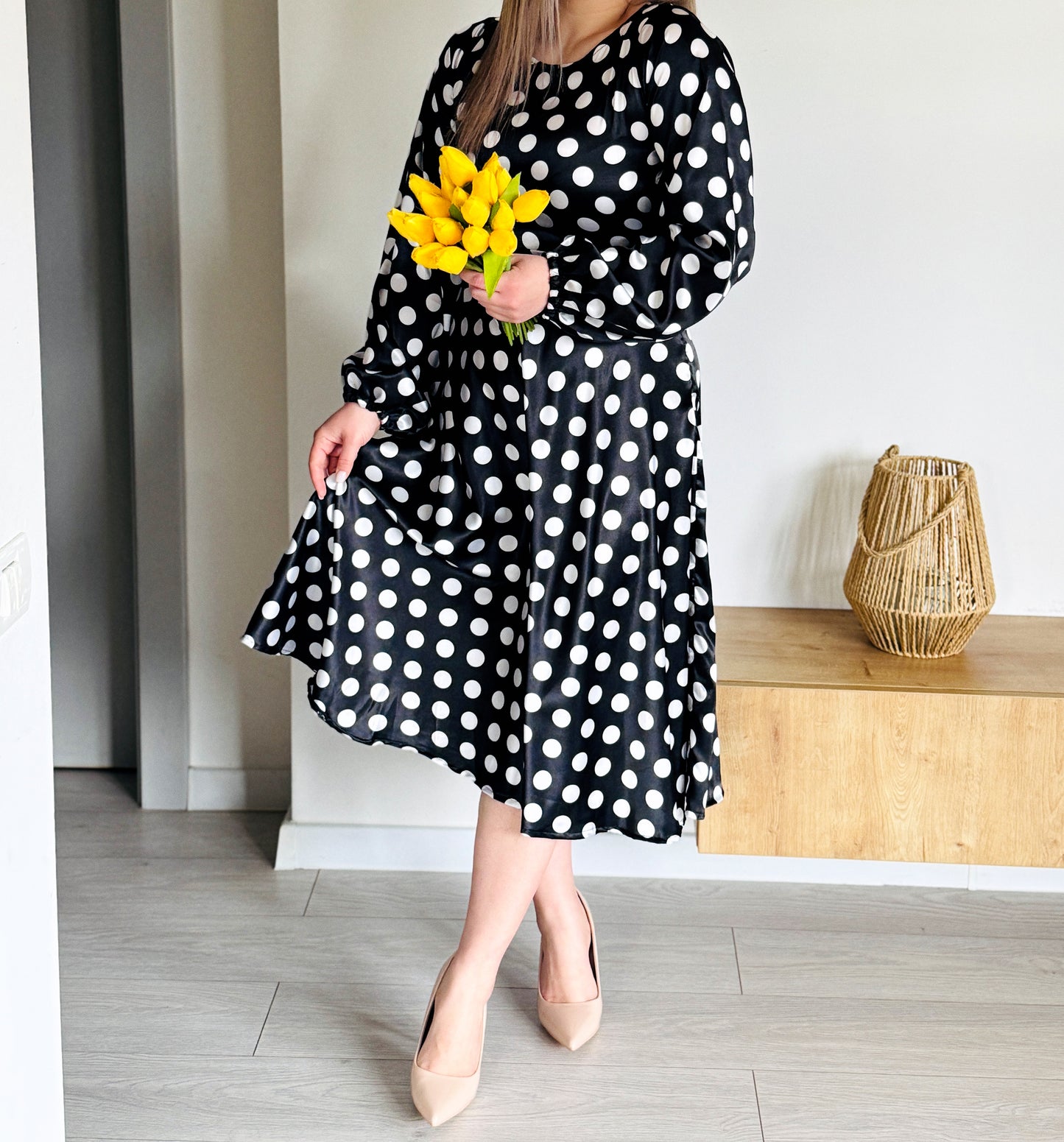 Rochie Midi Satinată Neagră cu Buline Albe