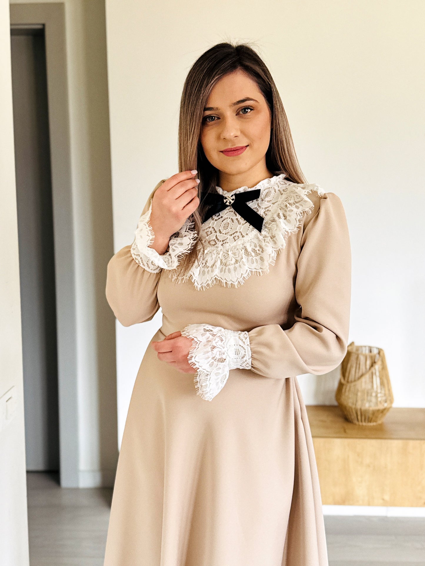Rochie Midi Bej din Stofă Barbi cu Dantelă