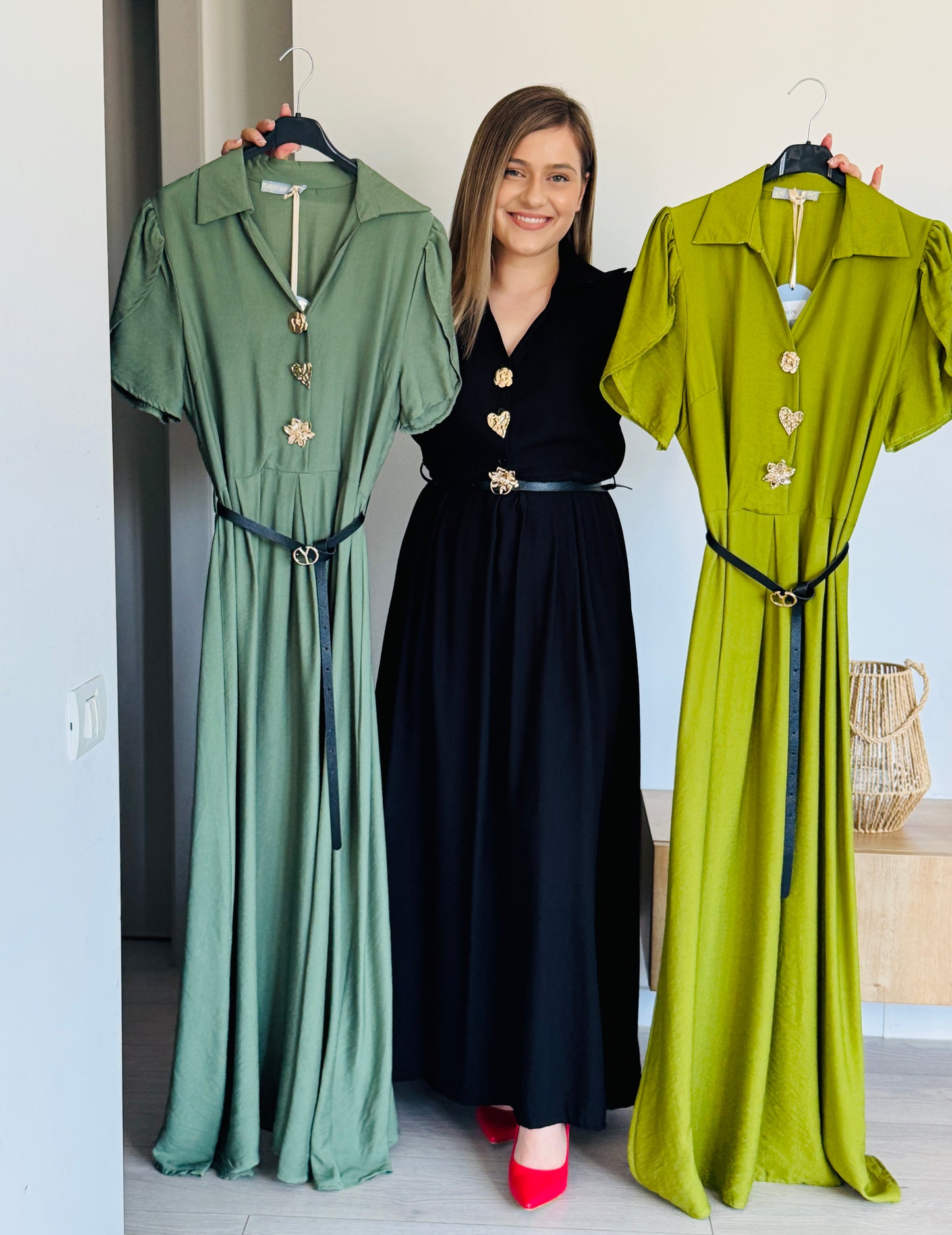 Rochie lungă elegantă cu nasturi decorativi și guler