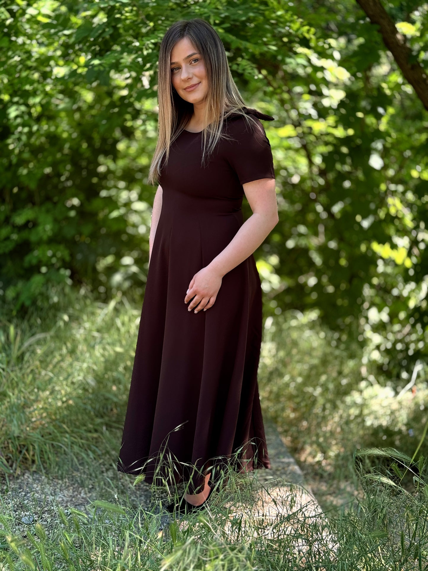 Rochie midi elegantă cu funde decorative pe umeri