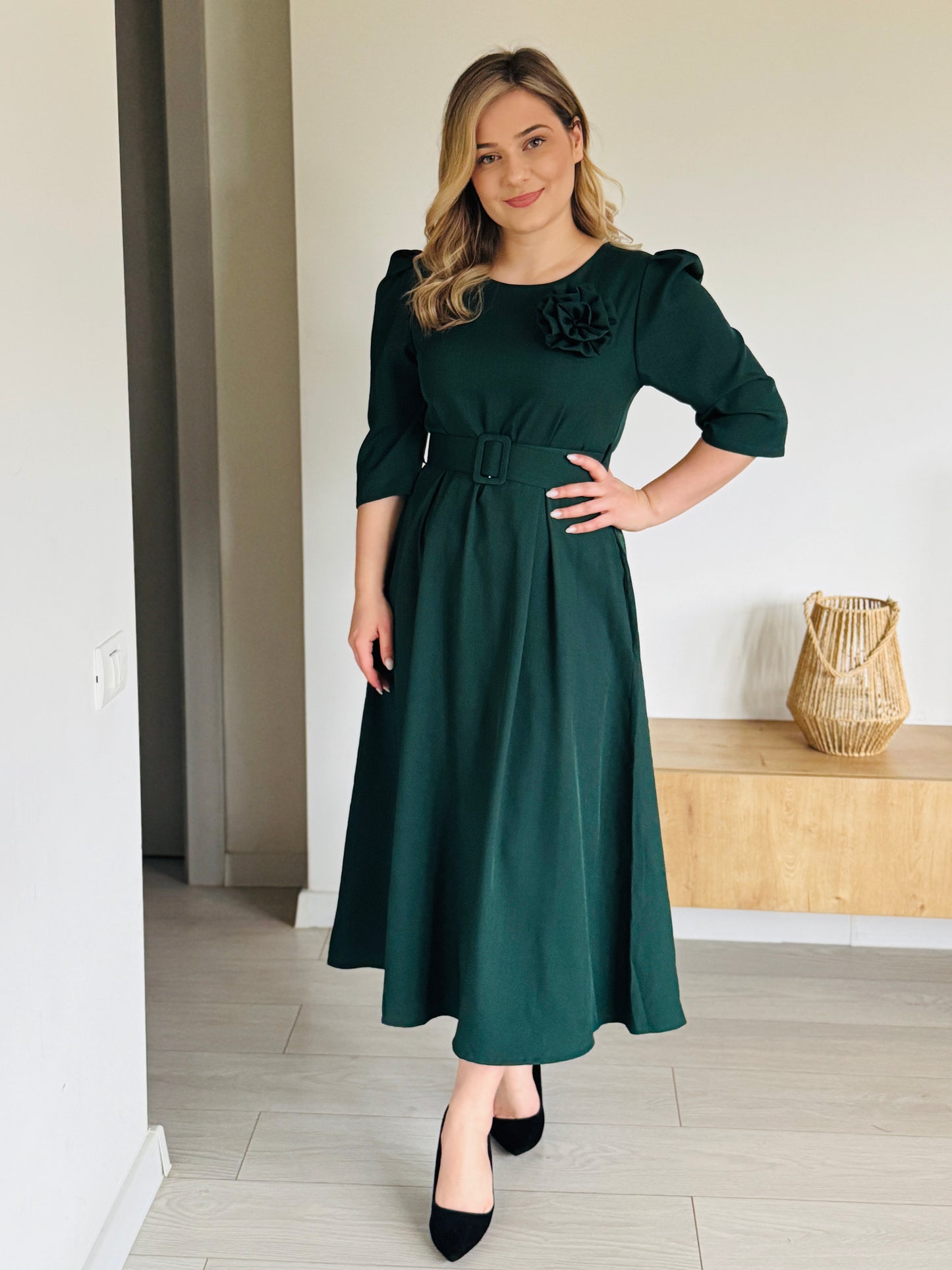 Rochie Midi Elegantă cu Centură și Trandafir Detașabil