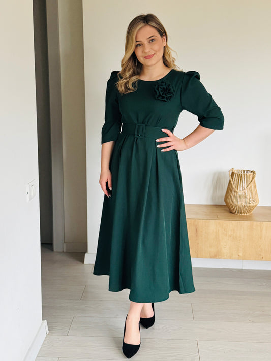 Rochie Midi Elegantă cu Centură și Trandafir Detașabil