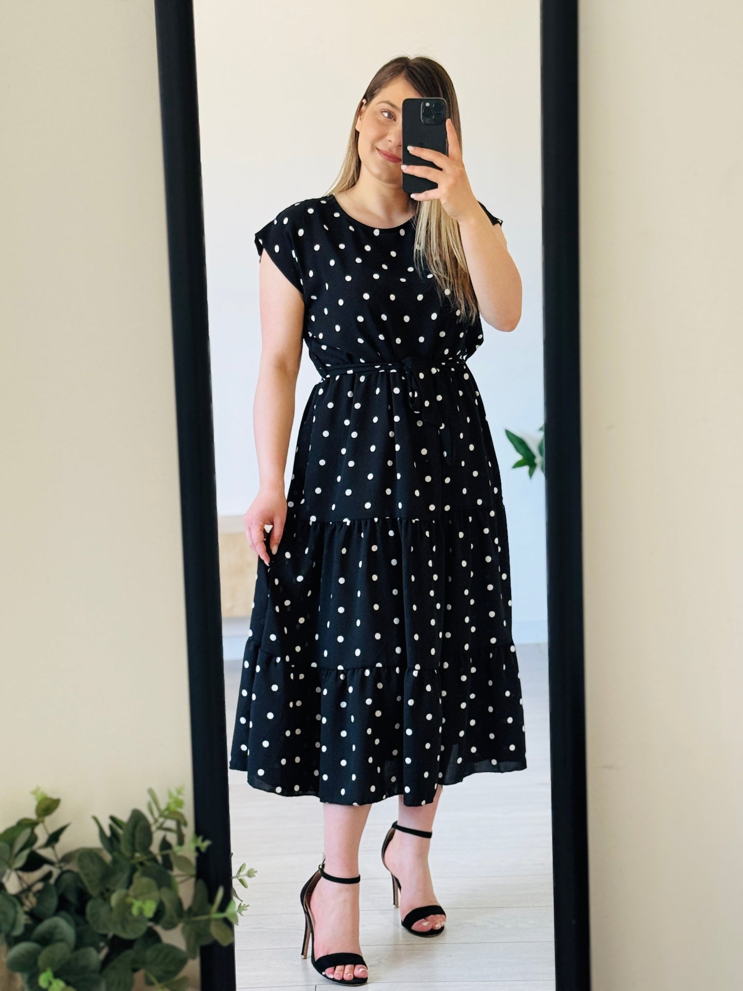 Rochie midi lejeră cu talie marcată și cordon