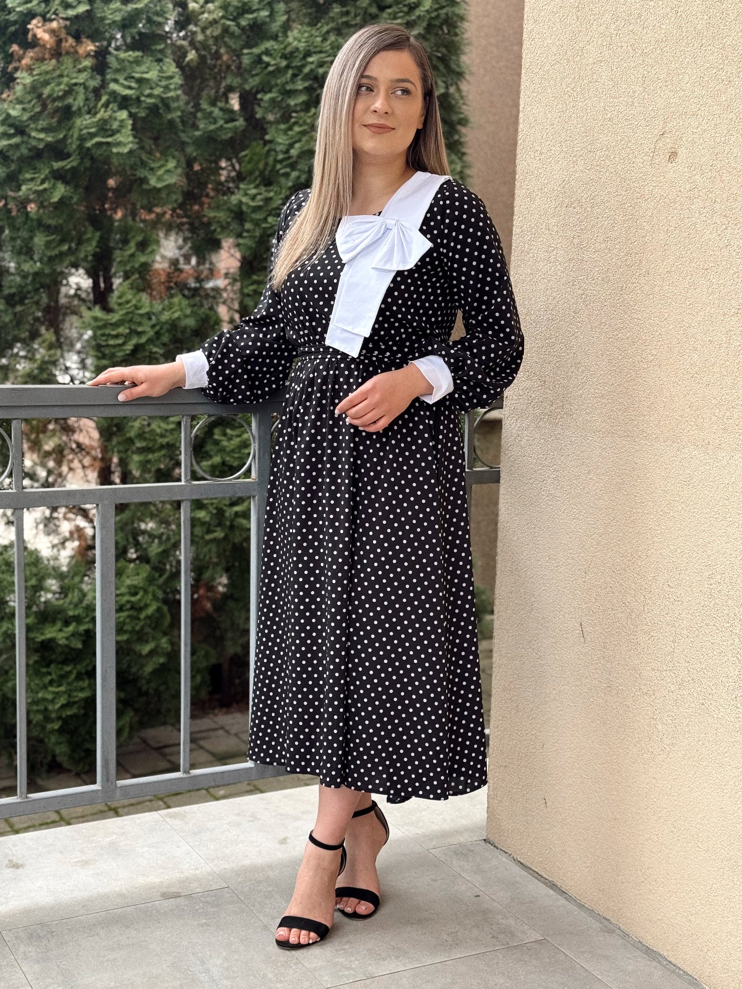 Rochie Elegantă cu Buline și Fundă
