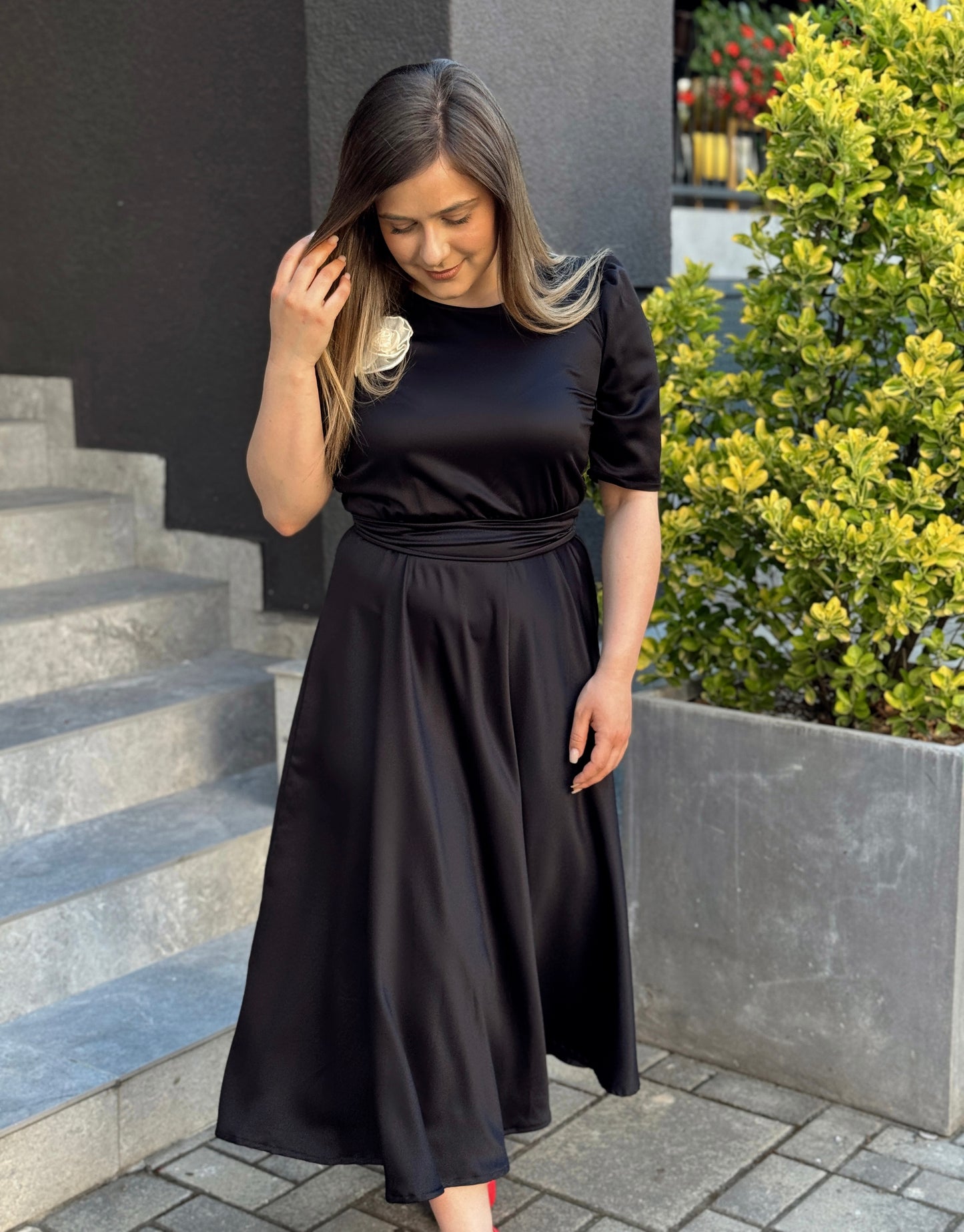 Rochie midi elegantă din tafta neagră cu floare decorativă