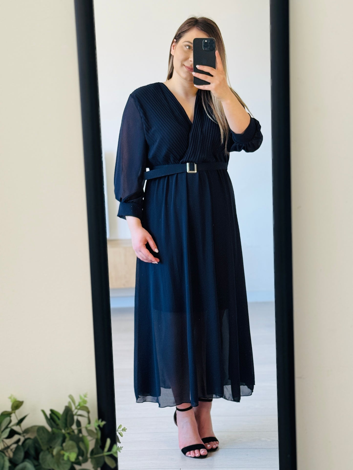 Rochie midi elegantă cu pliuri și curea în talie