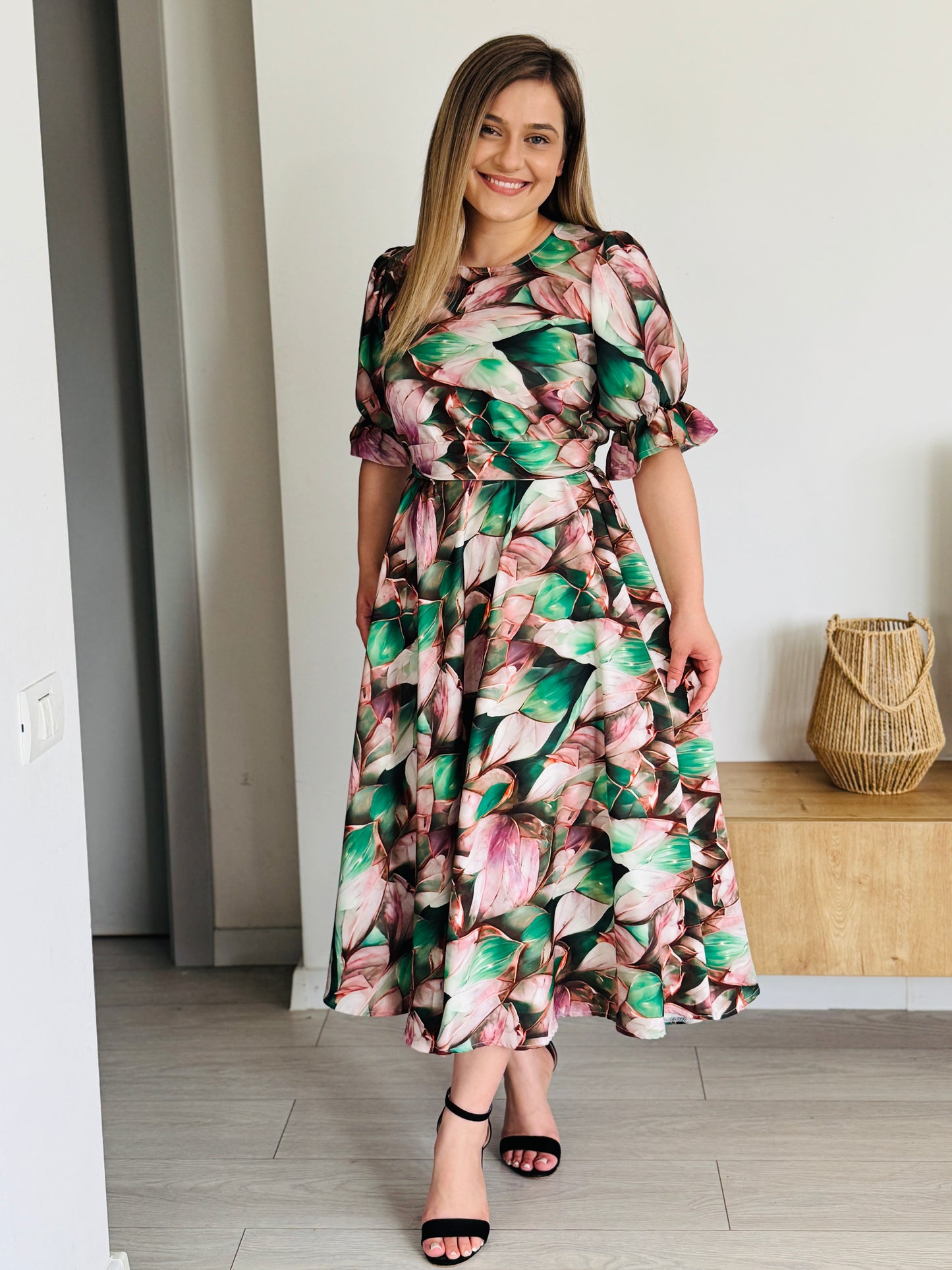 Articolul zilei🎀                                 Rochie midi din stofă Barbi